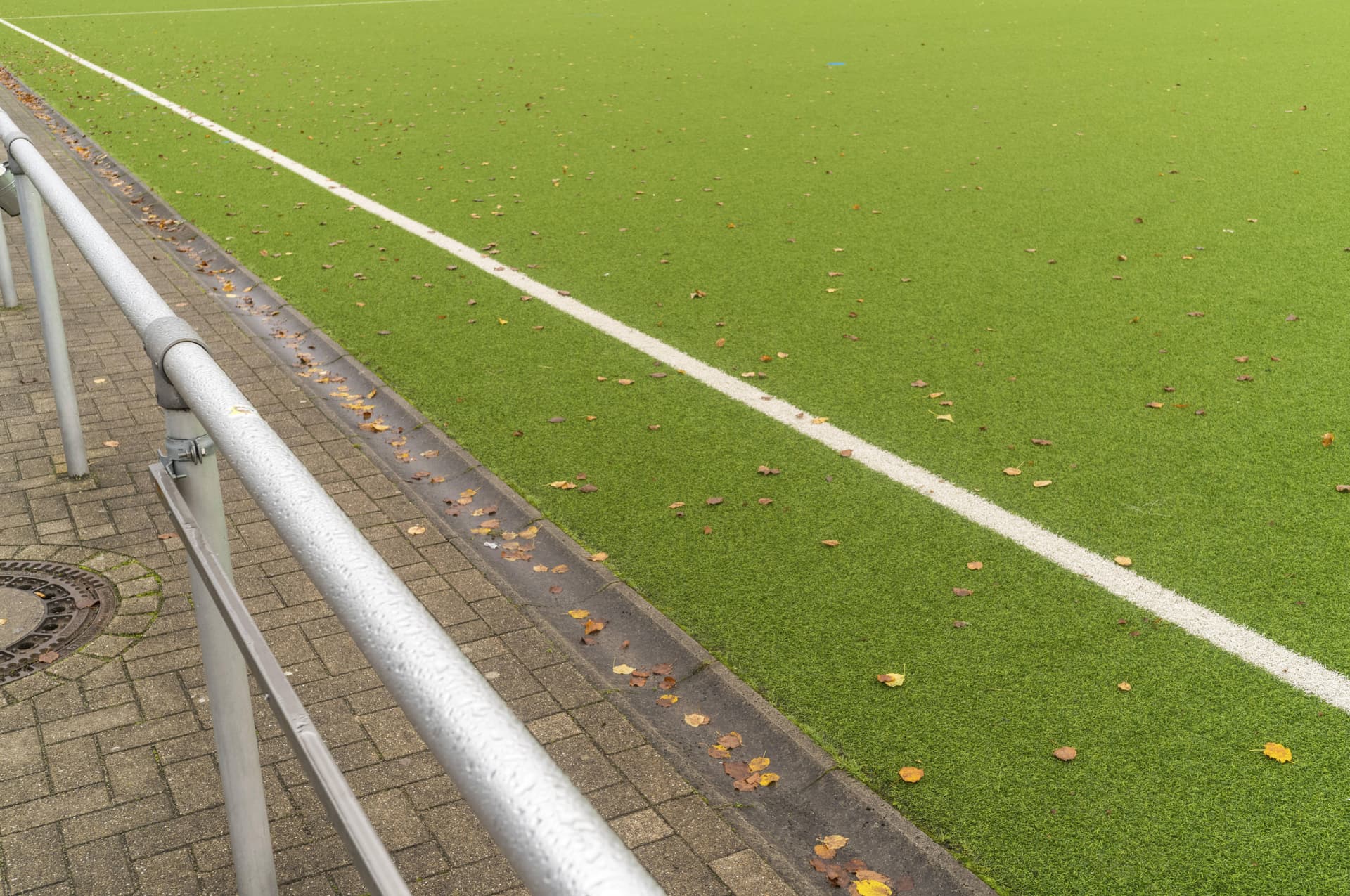 Kreisliga-Fußballspiel völlig außer Kontrolle: Gegenspieler prügeln Torschützen (20) krankenhausreif