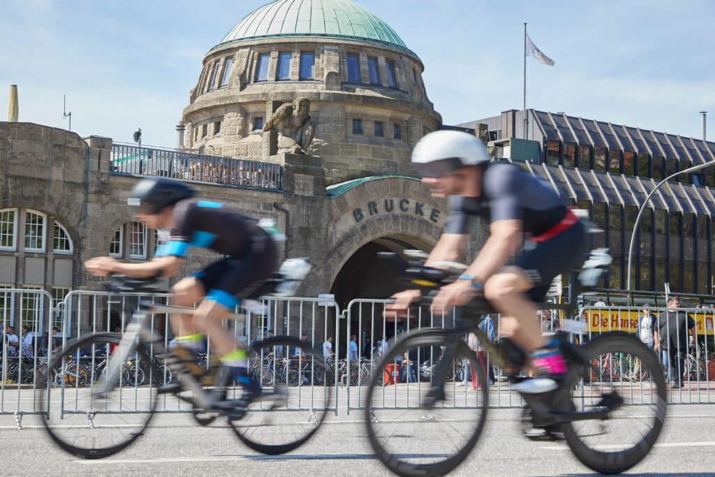 Unfall bei „Ironman“-Triathlon in Hamburg: Motorradfahrer stirbt nach Zusammenstoß