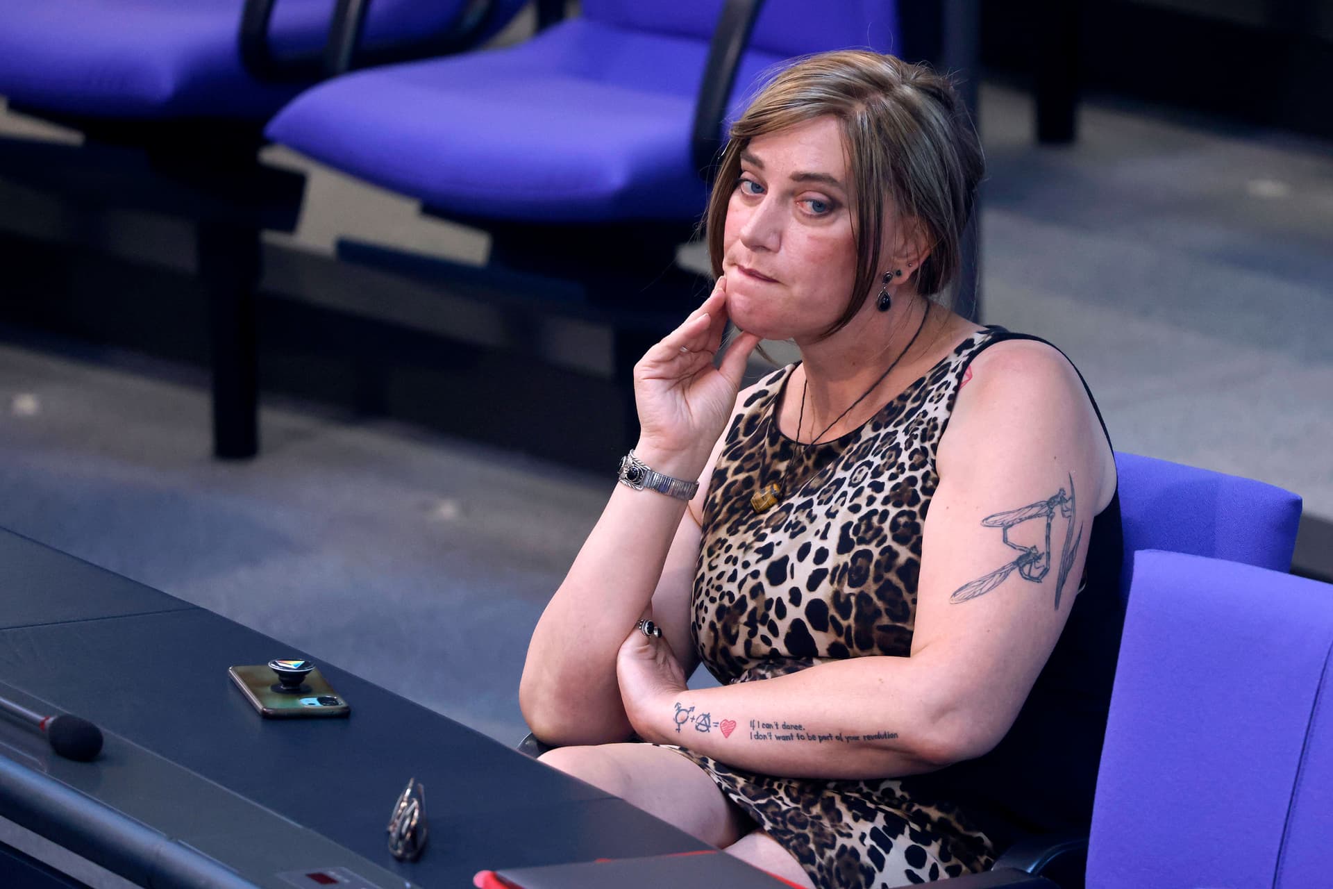 Tessa Ganserer verhöhnt die Weiblichkeit. Keine Frau würde sich so ins Parlament setzen!