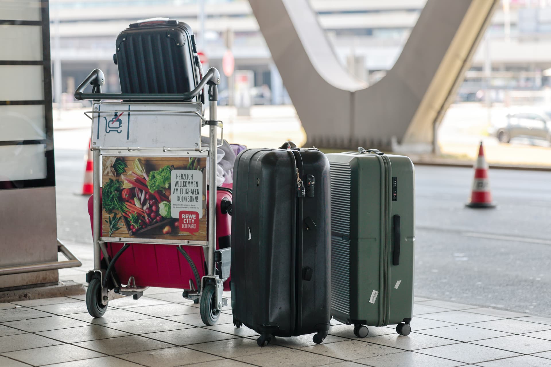 Steuern, Bürokratie, Rente: 2024 wanderten über 270.000 Deutsche aus