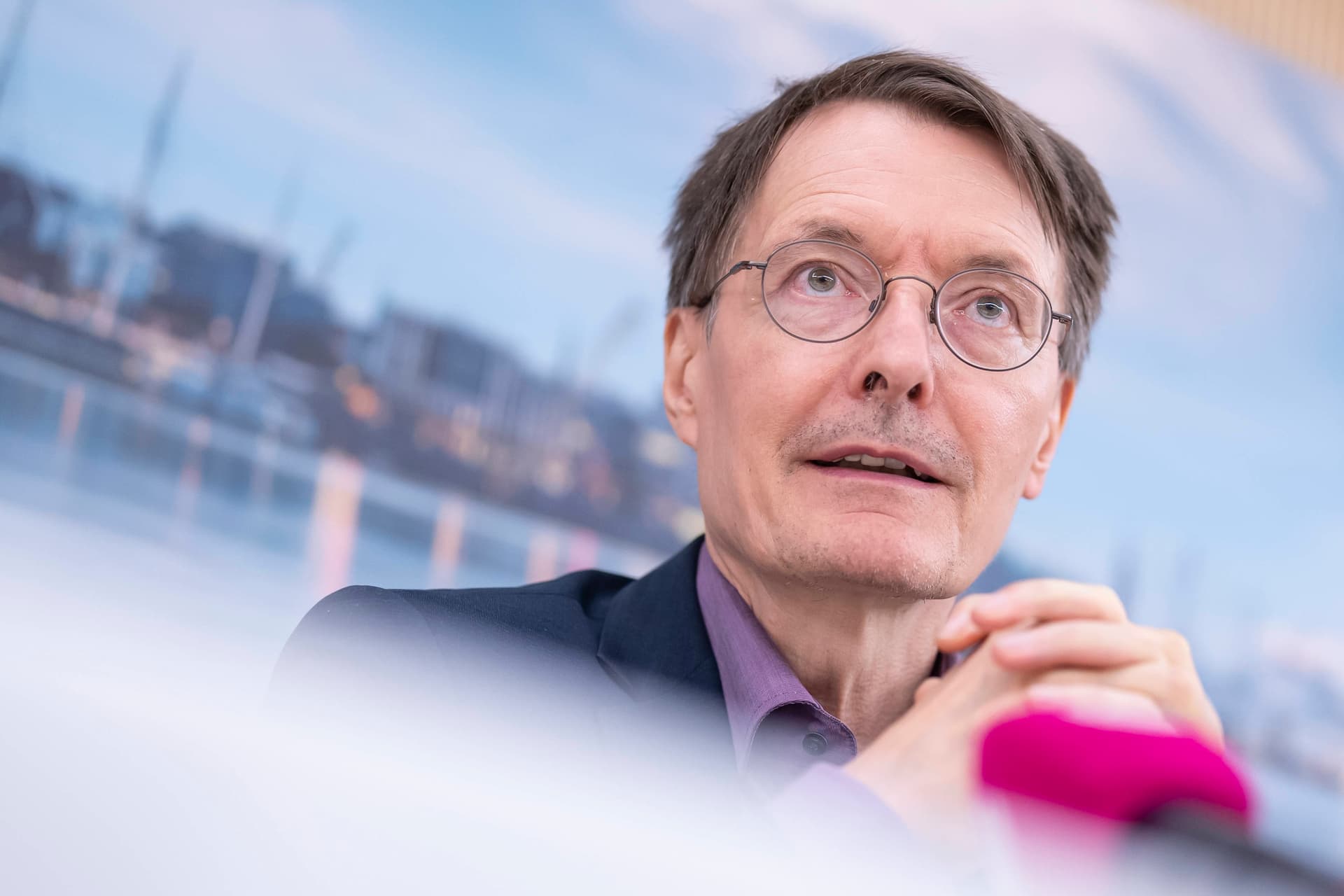 Verschärftes Gesetz geplant: Lauterbach will Rauchen im Auto verbieten