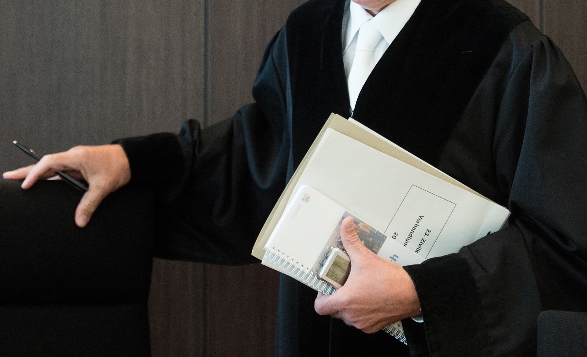 Offene Verfahren und nicht vollstreckte Haftbefehle – doch der Staat setzt die überforderte Justiz auf „Hass & Hetze“ an