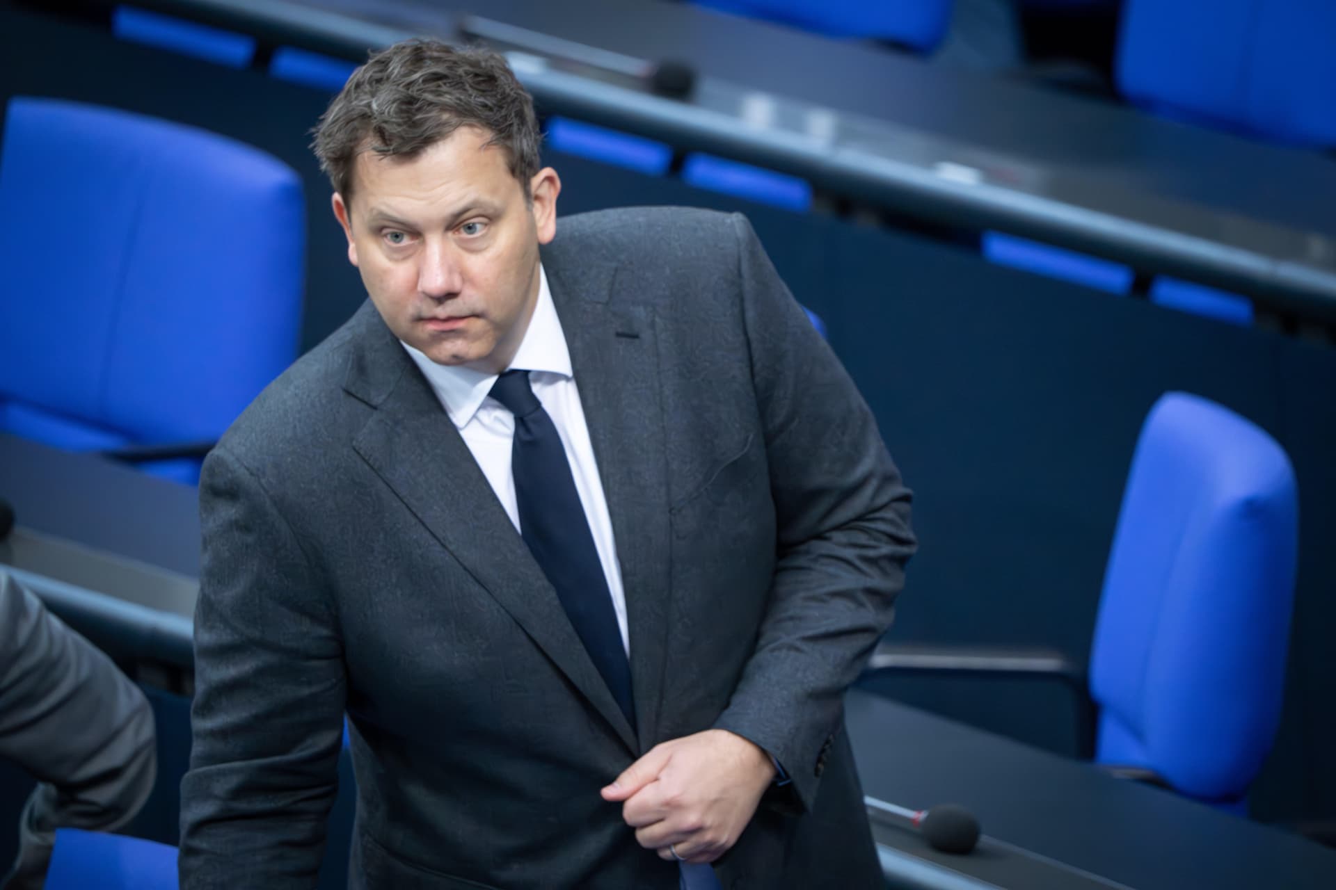 Gehalt: Klingbeil behauptet, 10.000 Euro zu verdienen – bekommt aber fast das Doppelte