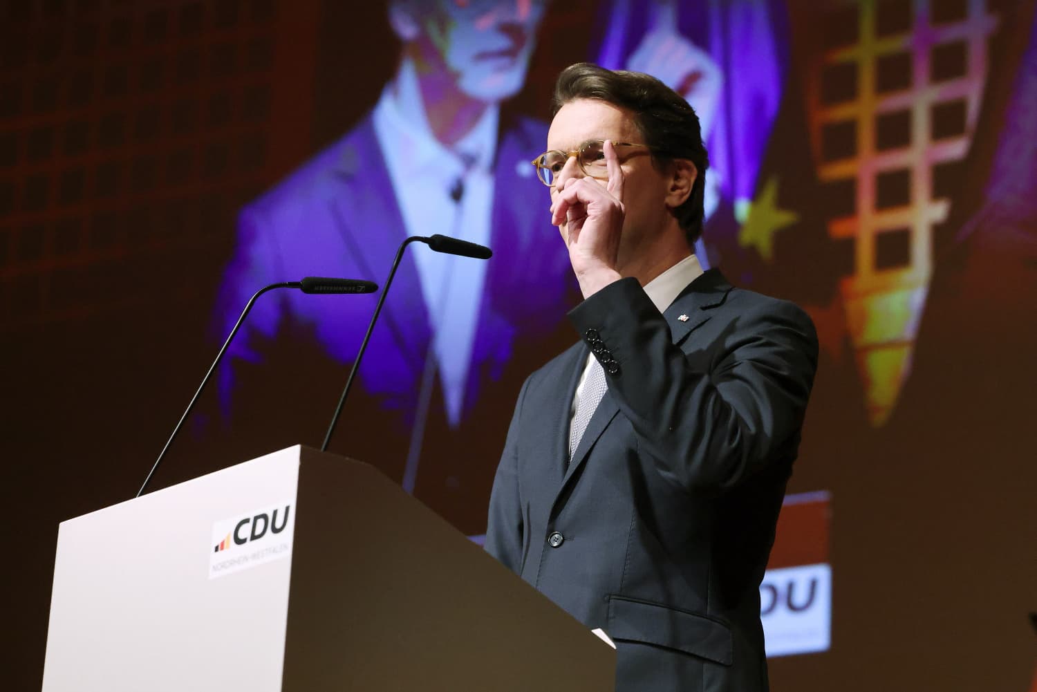 Trotz Antifa-Fahnen, Hass auf Israel und Pöbelei gegen CDU: Ministerpräsident Wüst lobt Demos „gegen Rechts“