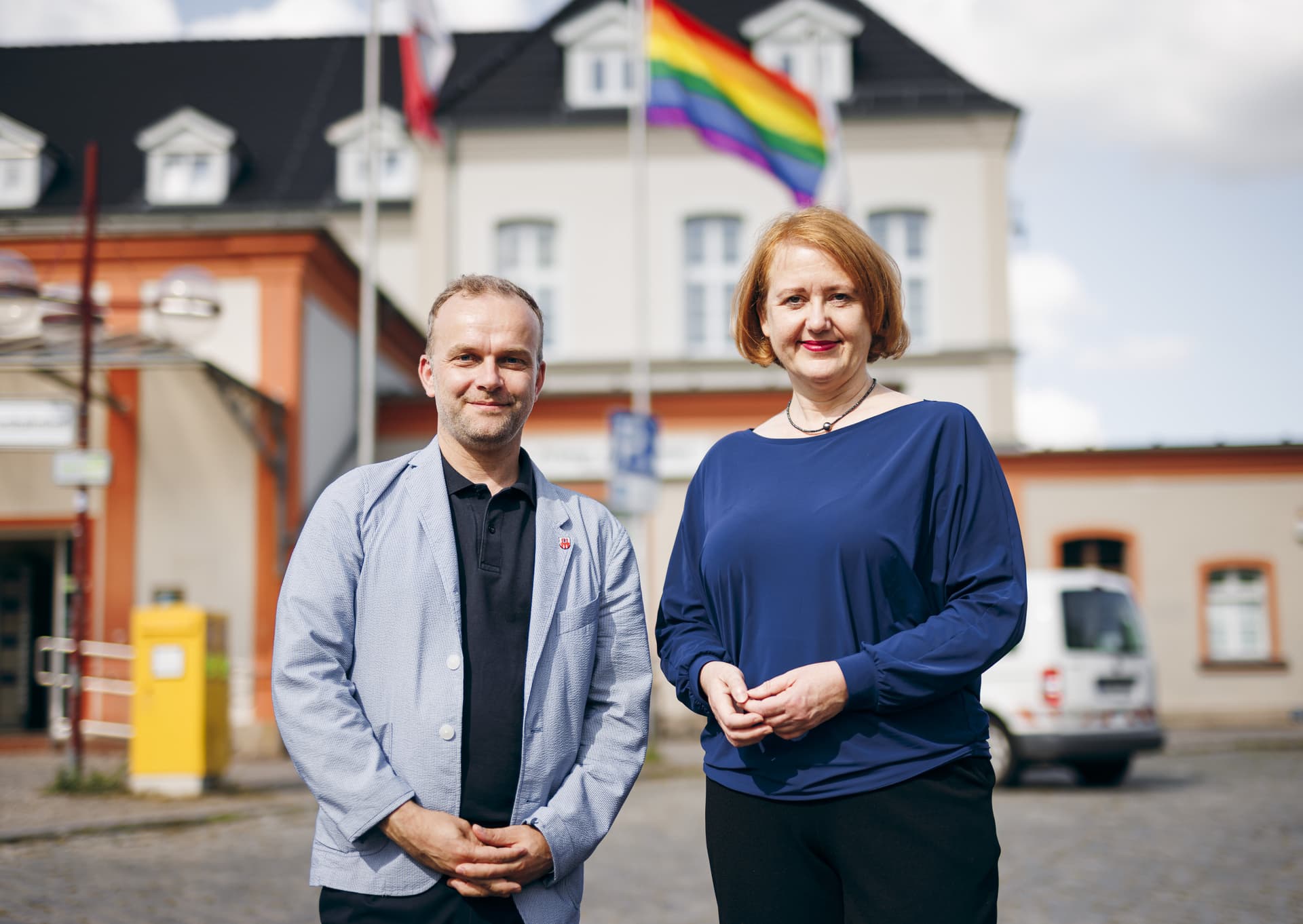 Ausgeflattert! Stadt im Osten verbietet Regenbogenfahne vor Bahnhofsgebäude