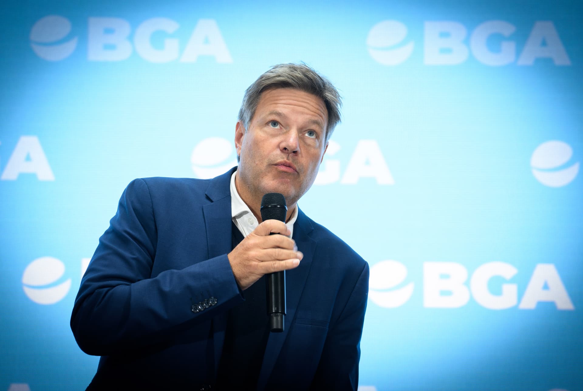 Als Habeck vom „Auswechseln“ spricht, fangen die Unternehmer an zu lachen und zu applaudieren