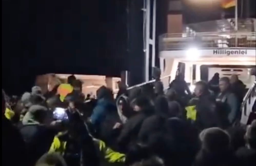 Bauern wollen Habeck-Fähre stürmen! Polizei muss eingreifen