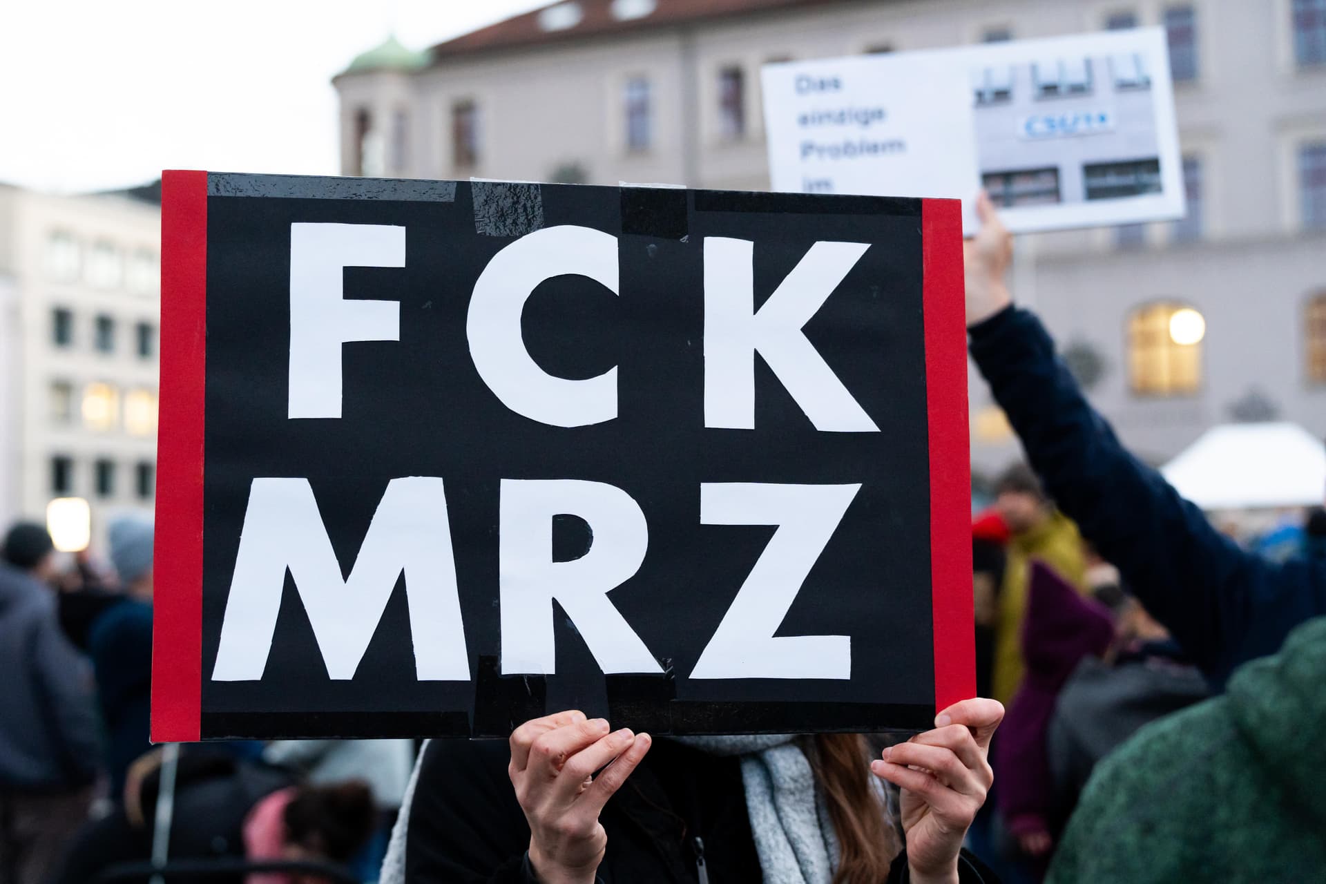 SPD-Fraktionsvize marschiert auf Demo mit Antifa in erster Reihe gegen Bundeskanzler Merz