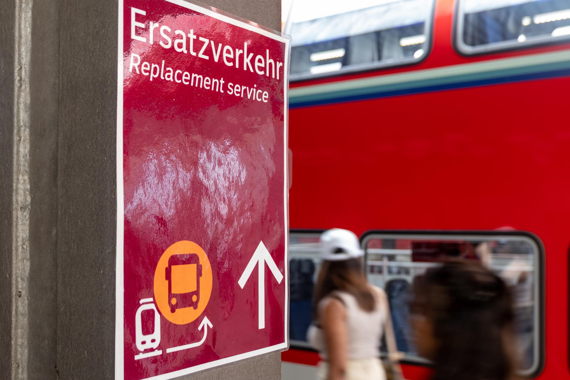 Gewaltausbruch in Brandenburg: Fahrgast verprügelt DB-Busfahrer (32) – und flieht im Ersatzbus für den Ersatzbus!