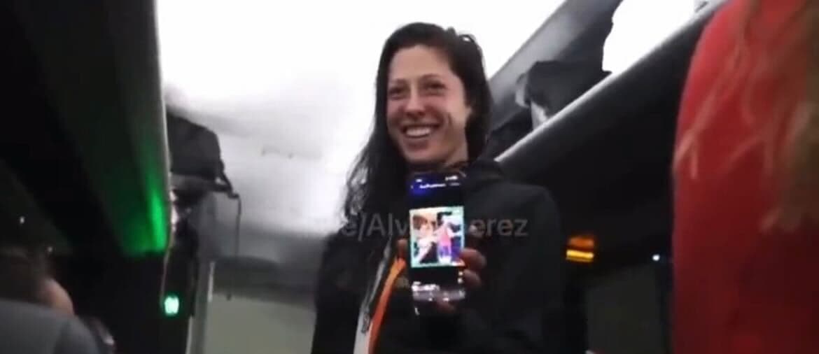 Video aufgetaucht: Spanierinnen feierten den Skandal-Kuss im Bus – erst hinterher empörten sie sich