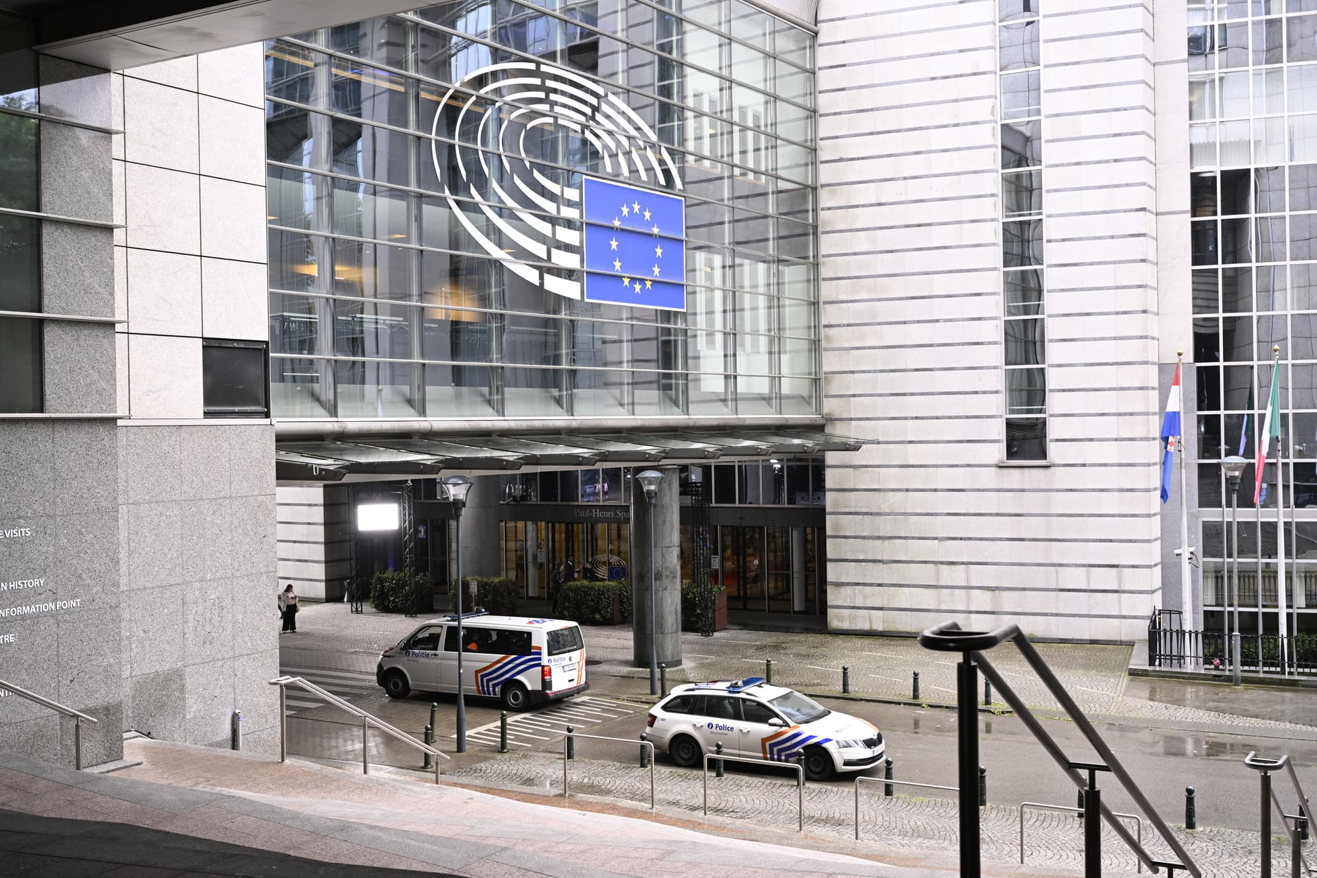 Korruption im Europaparlament? Polizisten nehmen mehrere Verdächtige vorläufig fest