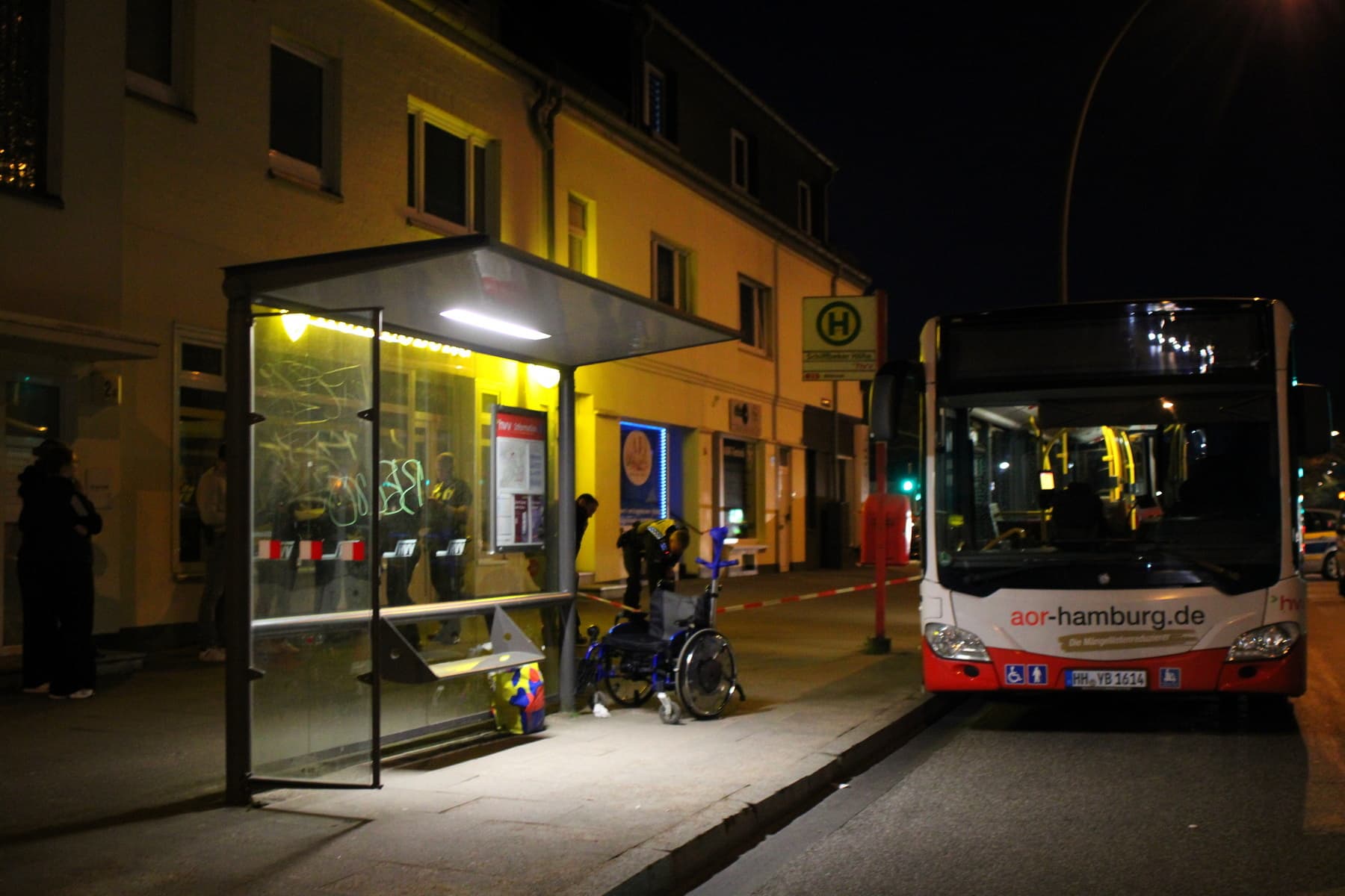 In Hamburger Linienbus: Mann sticht auf Rollstuhlfahrerin und weiteren Fahrgast ein