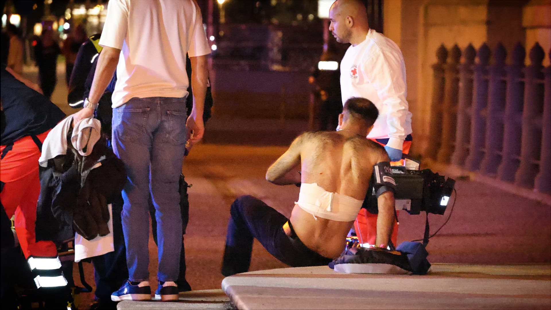 Polizei fand Opfer blutend nahe Alexanderplatz: Afghanen-Mob verletzt zwei Männer mit Messern in Berlin