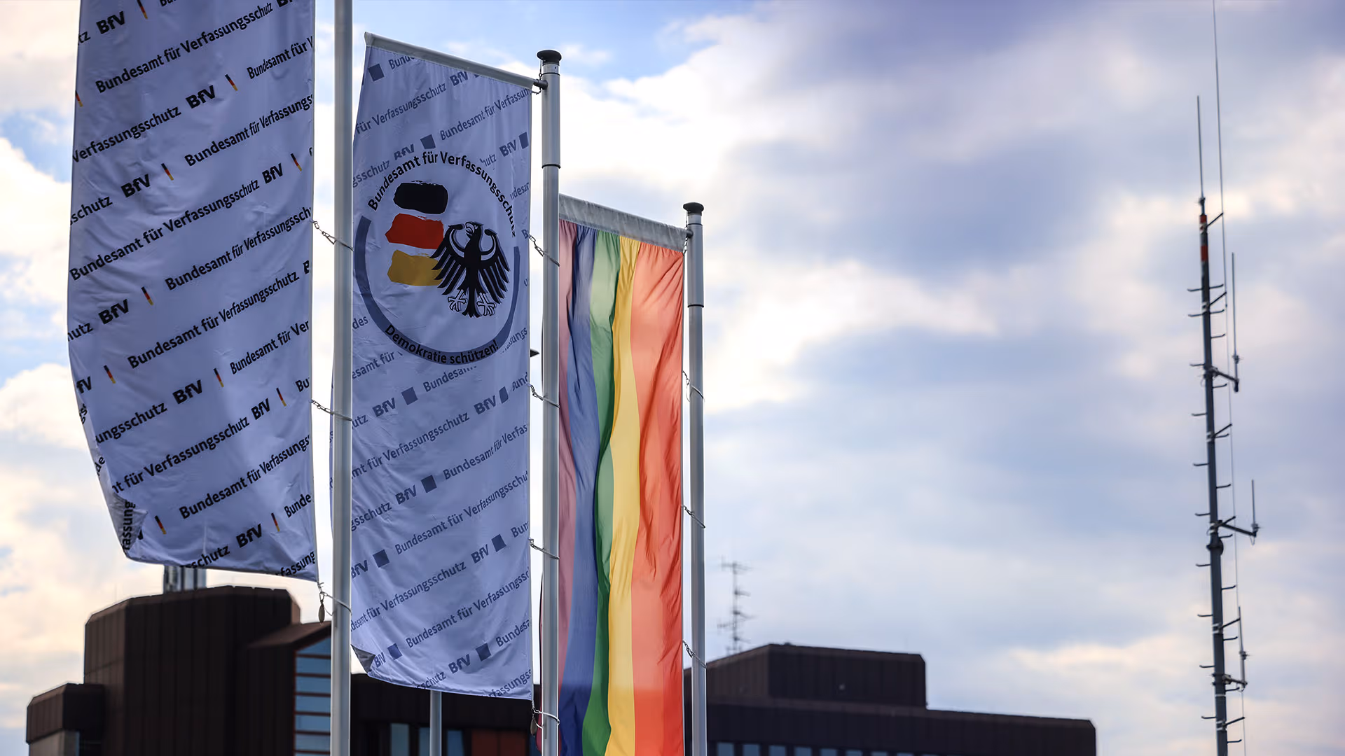 Statt nur an konkreten Terminen: Warum weht die Regenbogenflagge ganzjährig vorm Bundesamt für Verfassungsschutz?