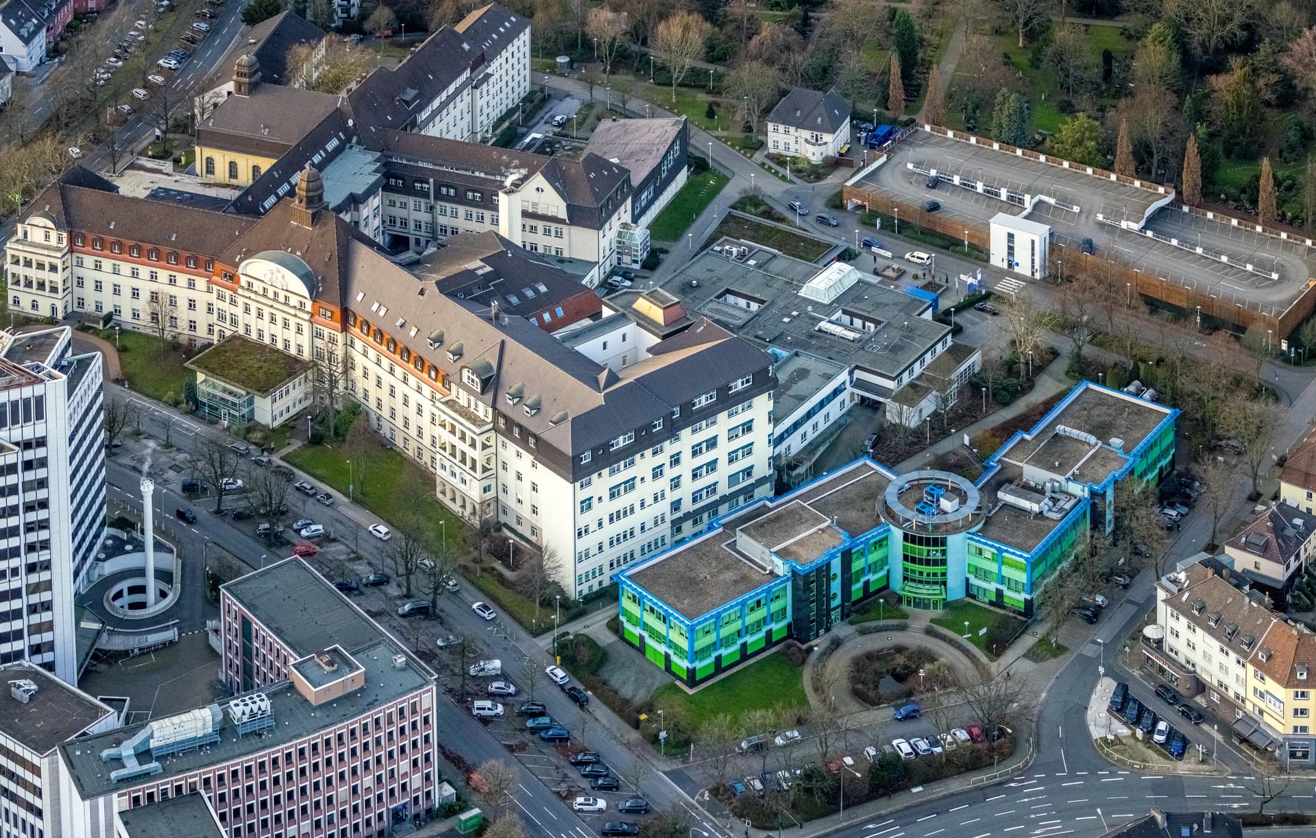 Türkisch-libanesische Familie verletzt 6 Personen – Clan-Kommissariat ermittelt nach Krankenhausangriff