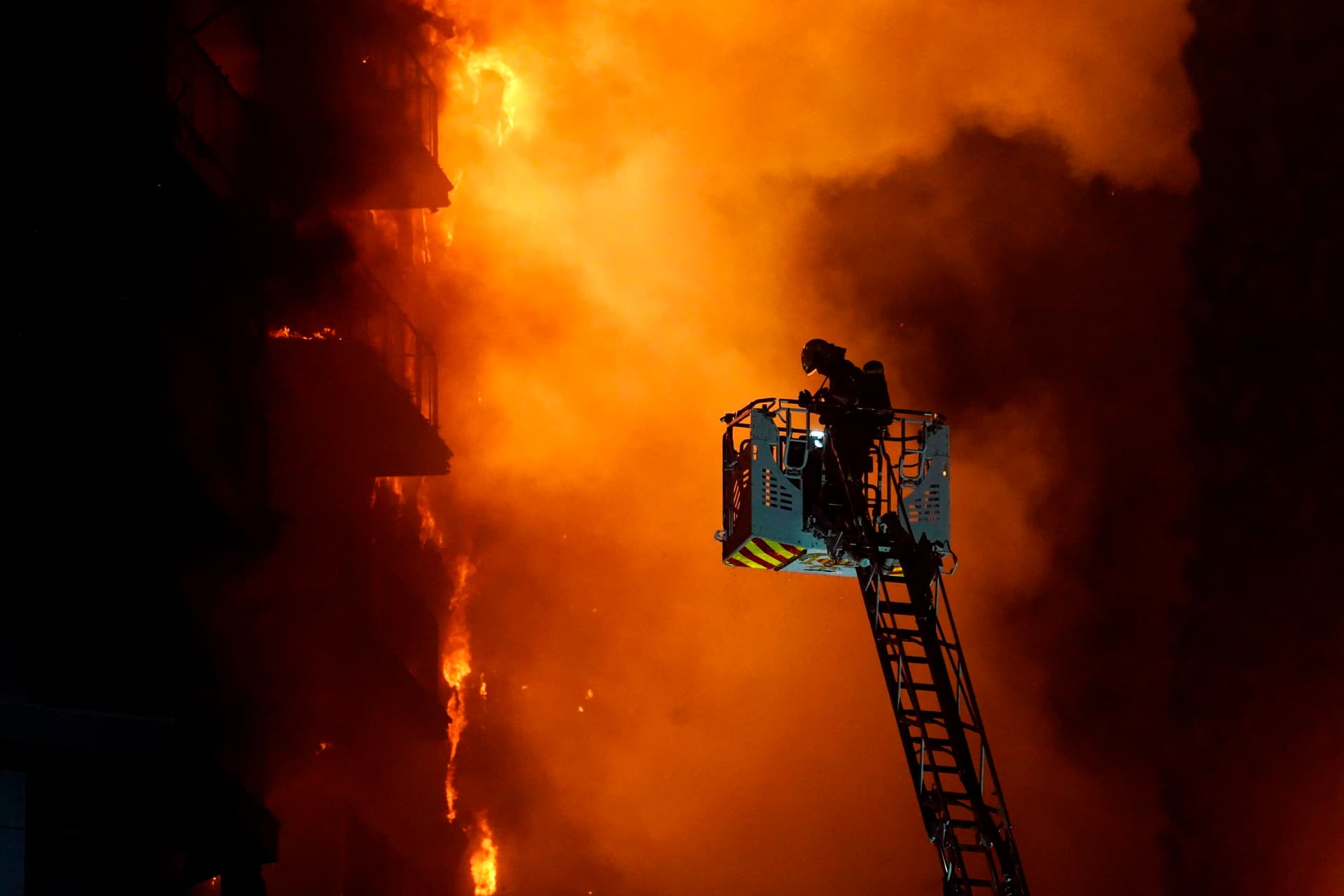 Mindestens 4 Tote, 20 Vermisste: Hochhaus-Großbrand in Valencia