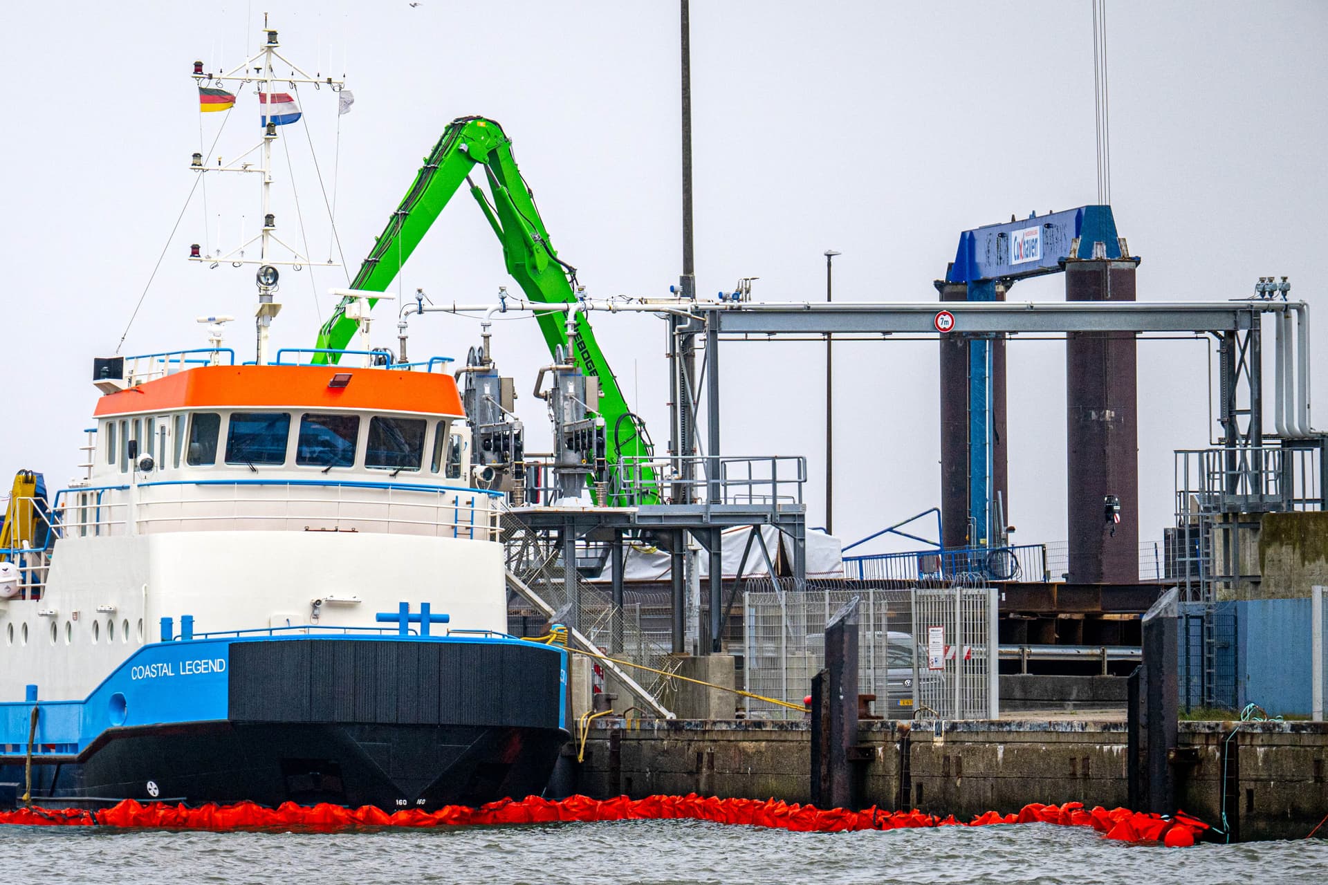 Bei Schiffskollision in Cuxhaven laufen rund 6.000 Liter Öl aus