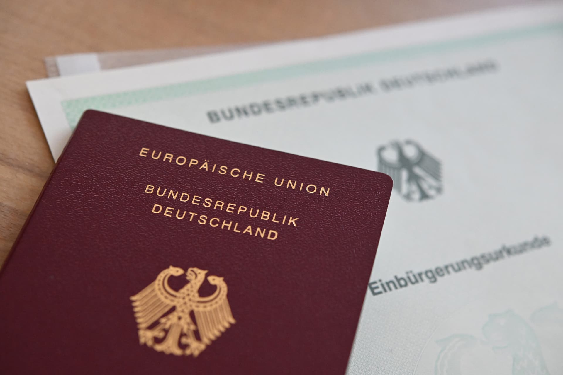 Brisante Antwort der Stadt Leipzig zu Turboeinbürgerung: Andrang auf deutschen Pass sorgt für Personalnotstand in Behörden