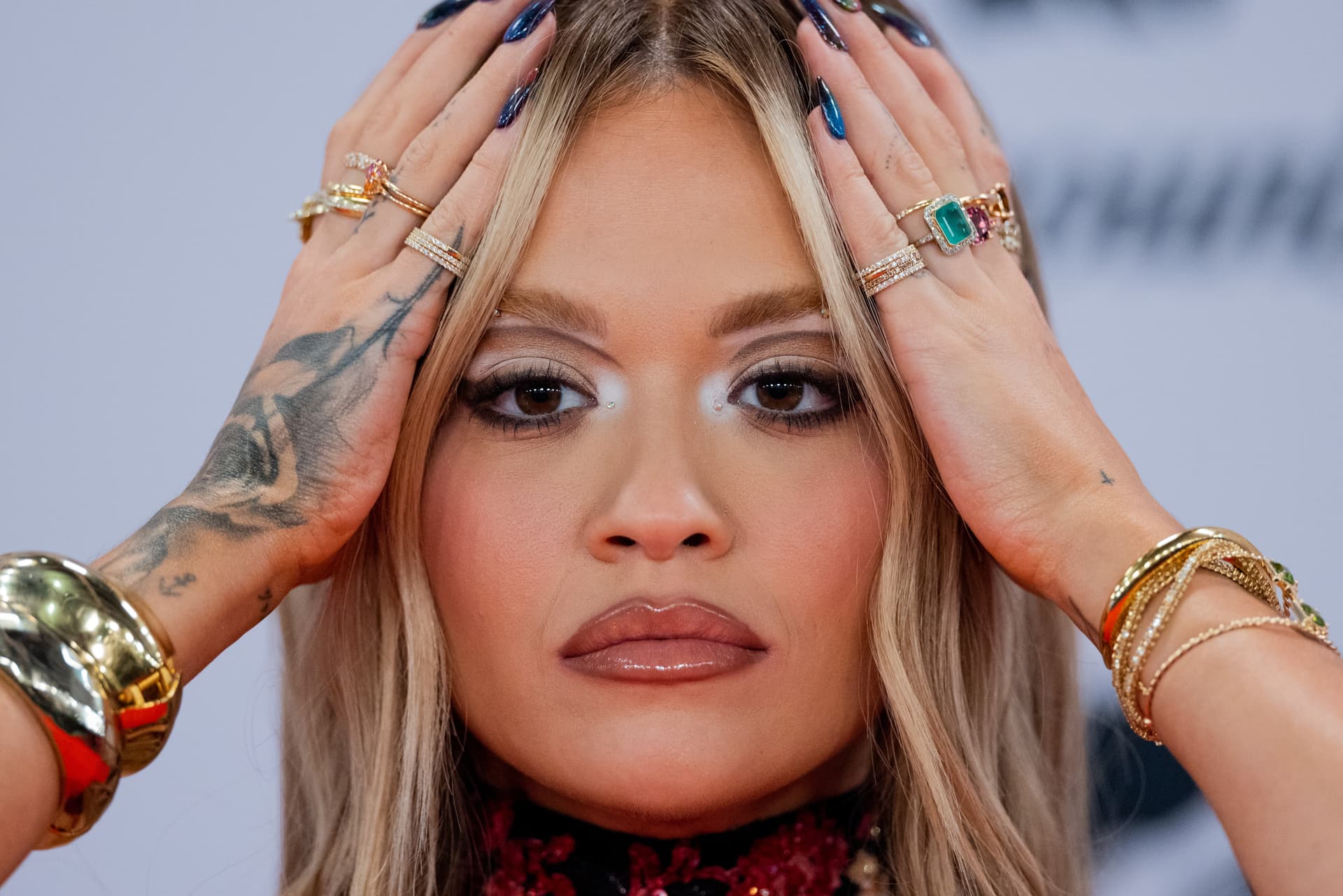 Rita Ora schwenkt bei Konzert in Ungarn aus Versehen serbische Fahne