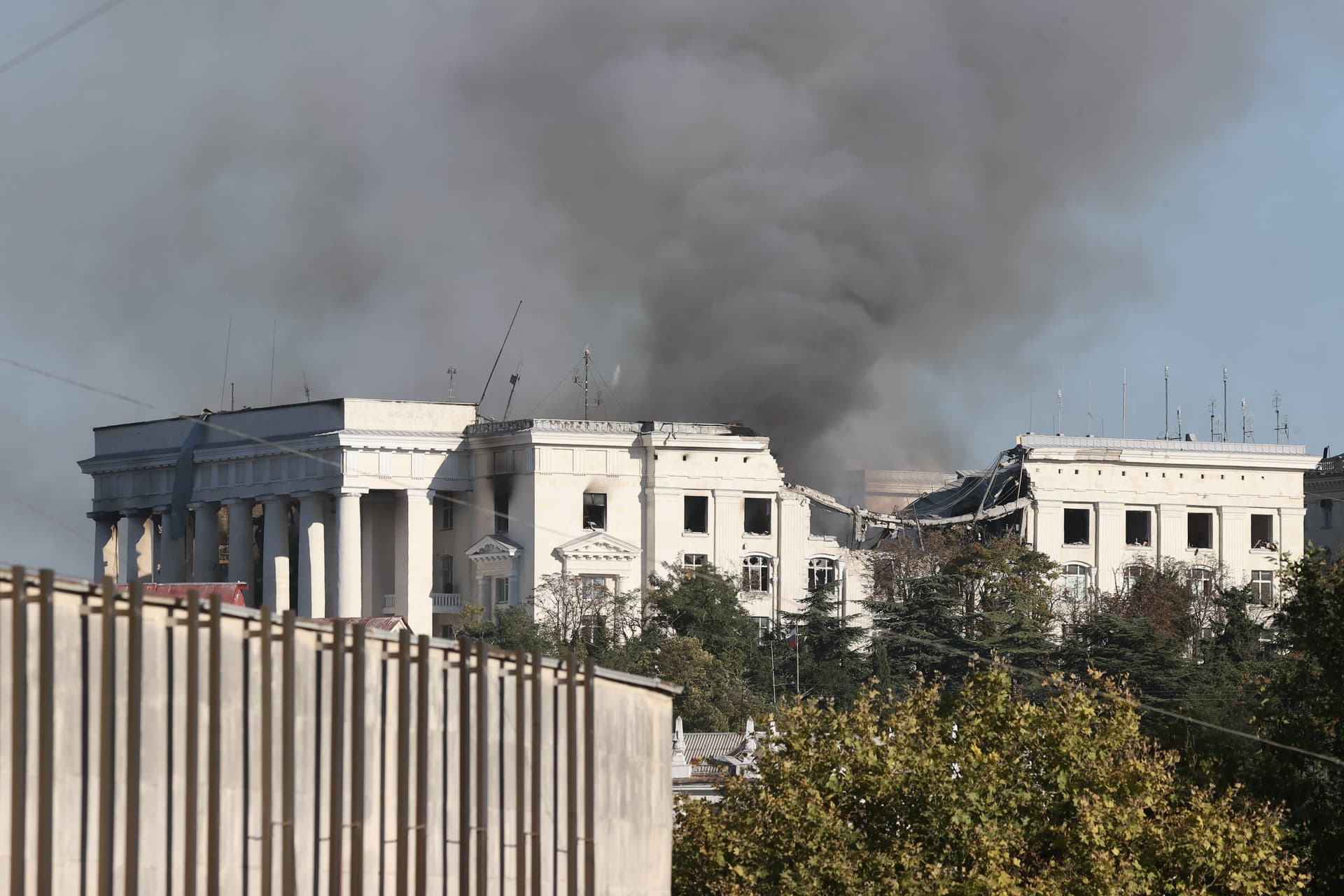 Explosionen in Sewastopol: Rauchwolke über Hauptquartier der russischen Schwarzmeer-Flotte