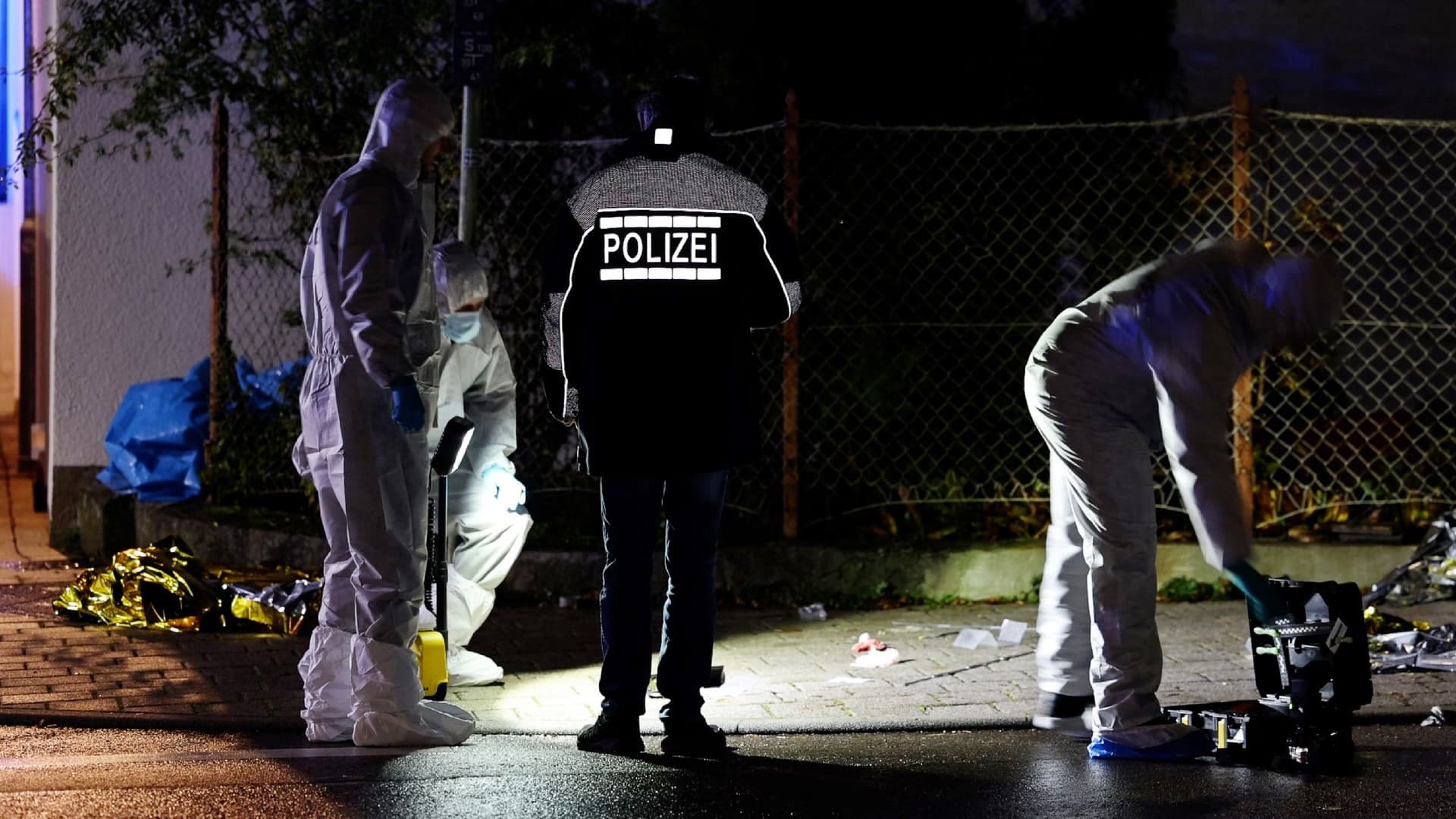 Polizei sucht Tatwaffe: Angreifer tötet Mann mit Stichen