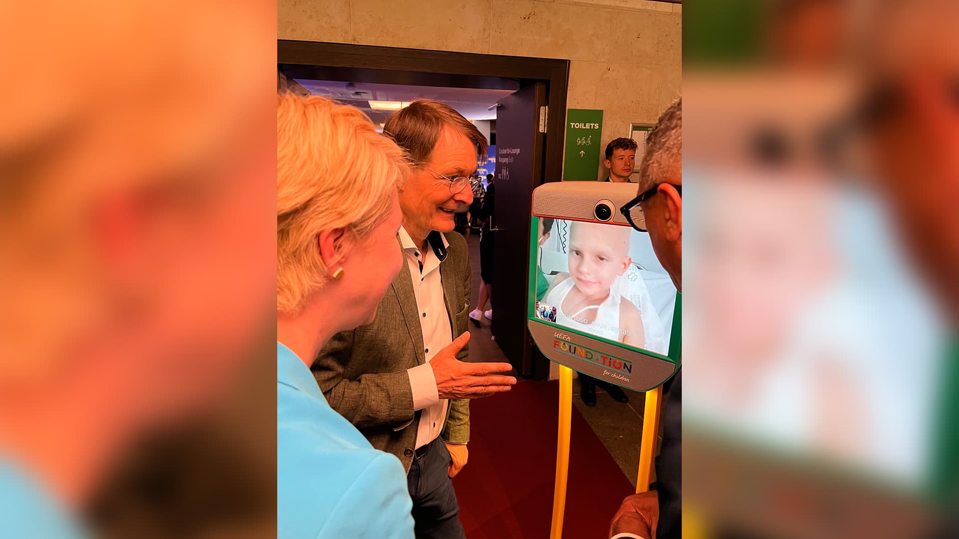 Bei EM-Finale: Lauterbach inszeniert sich mit schwerkranken Kindern