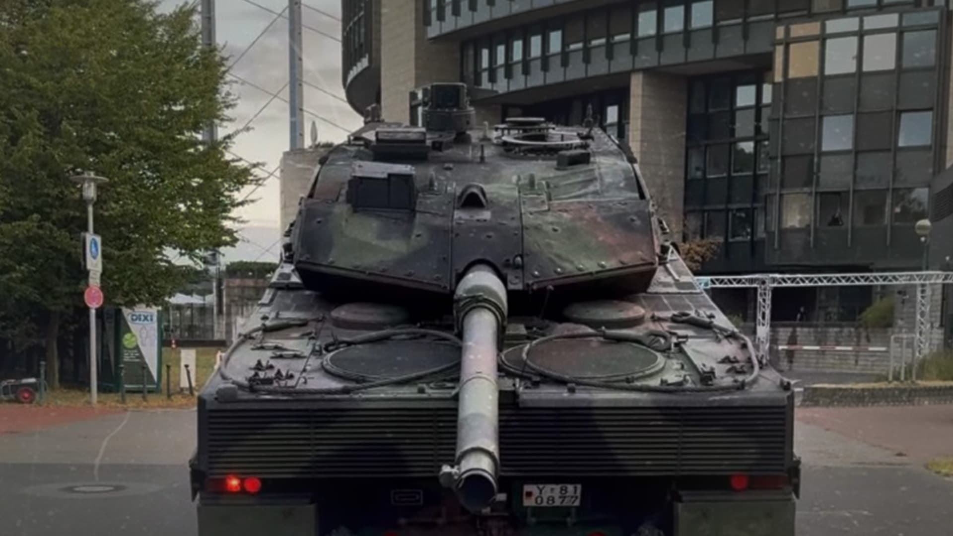 Hendrik Wüst lässt Kampfpanzer vor dem Parlament auffahren