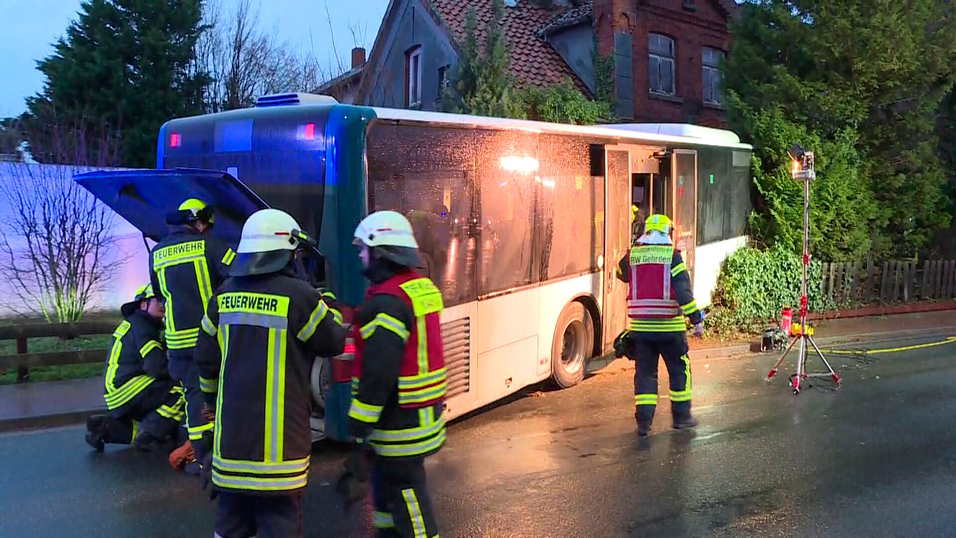 Linienbus prallt gegen Haus – Fahrer tot, Fahrgäste unverletzt