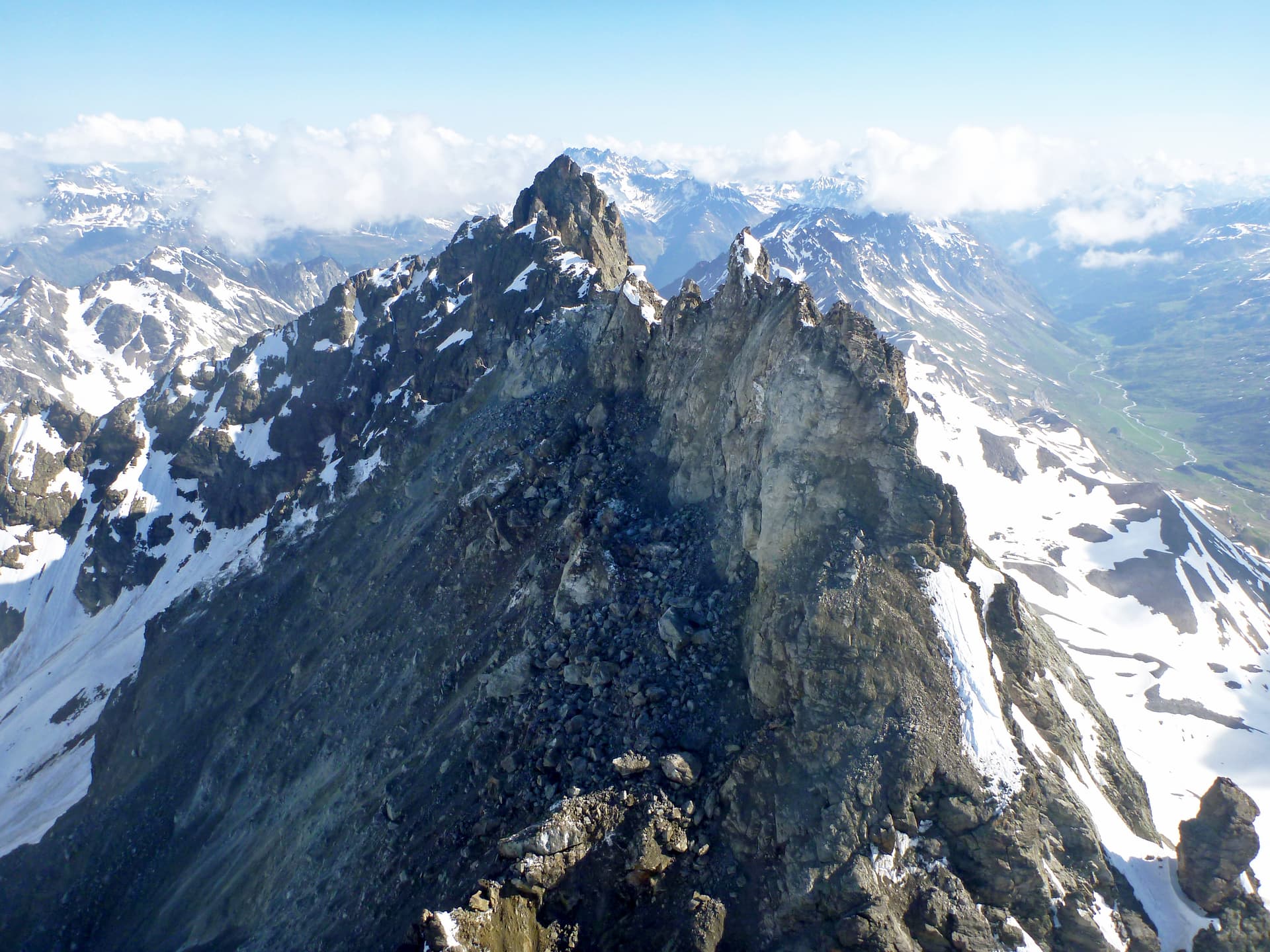 Bargeld und Führerschein im Rucksack: Wanderer findet Gletscher-Leiche