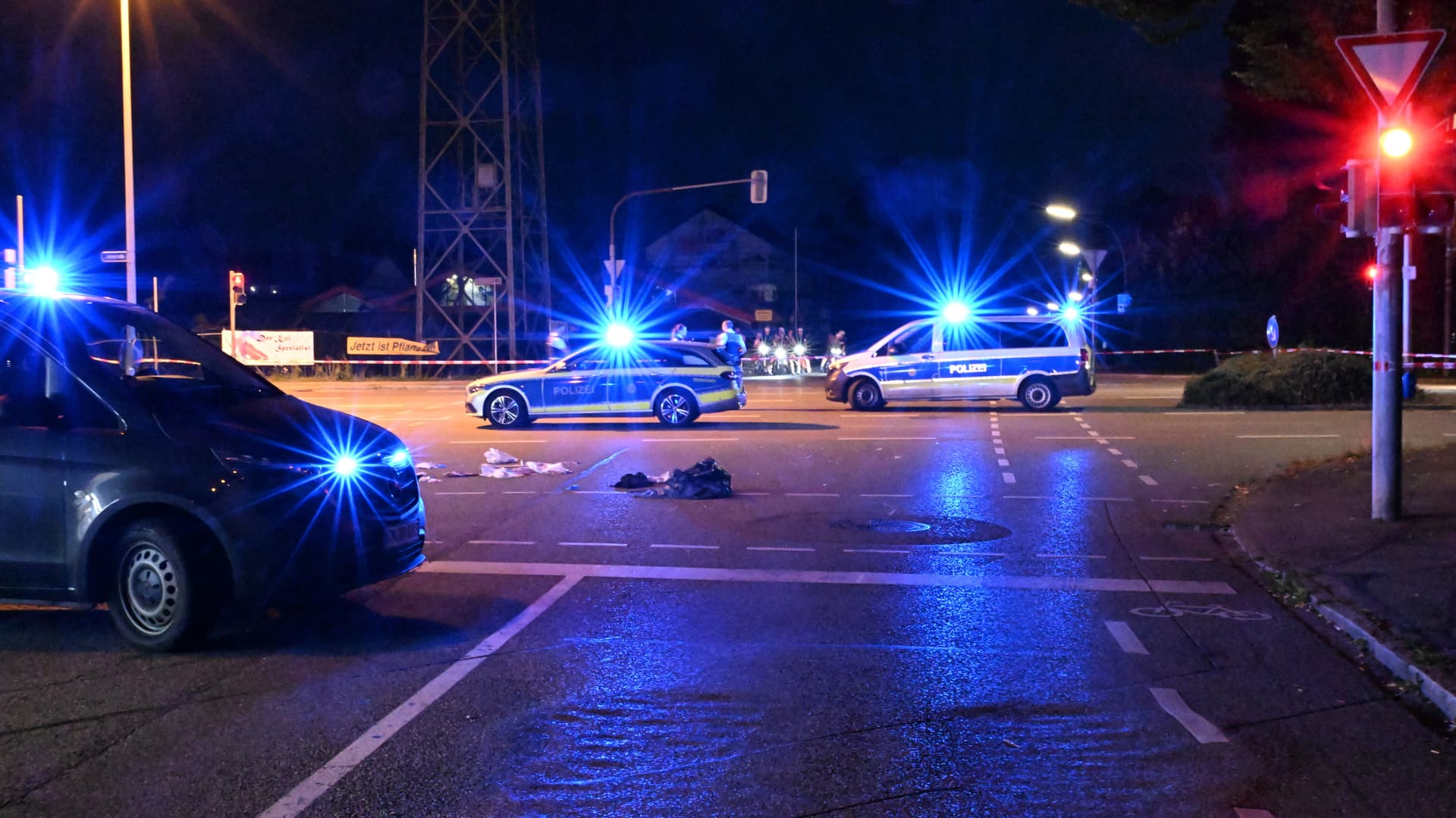 Messer-Tote in Berlin und Ravensburg: Mann ersticht zweifache Mutter, Gambier tötet Somalier vor Supermarkt