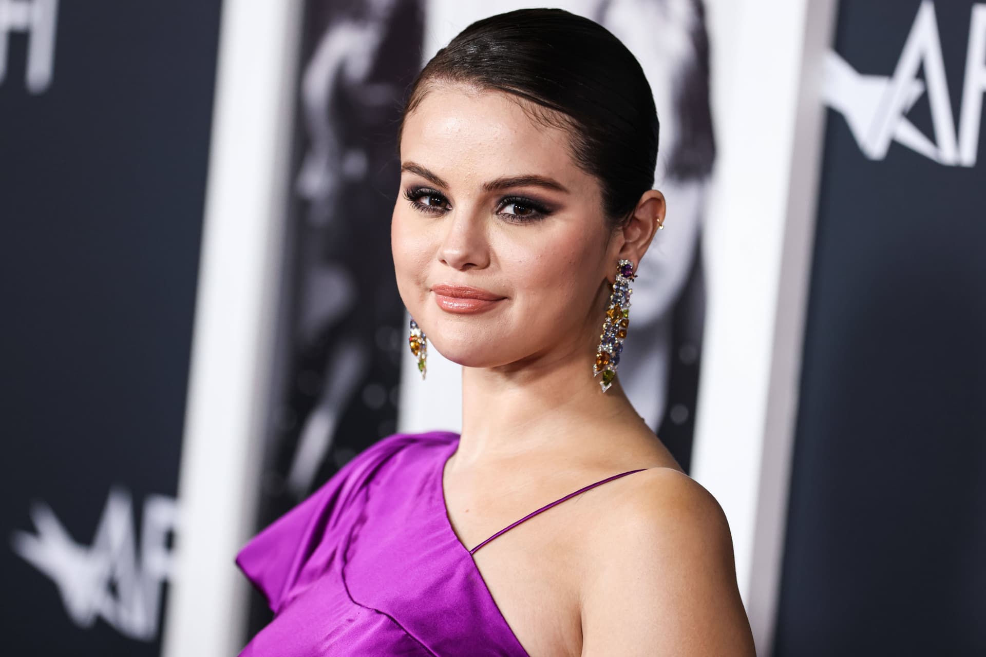 Selena Gomez stolpert über langes Kleid – Hand gebrochen