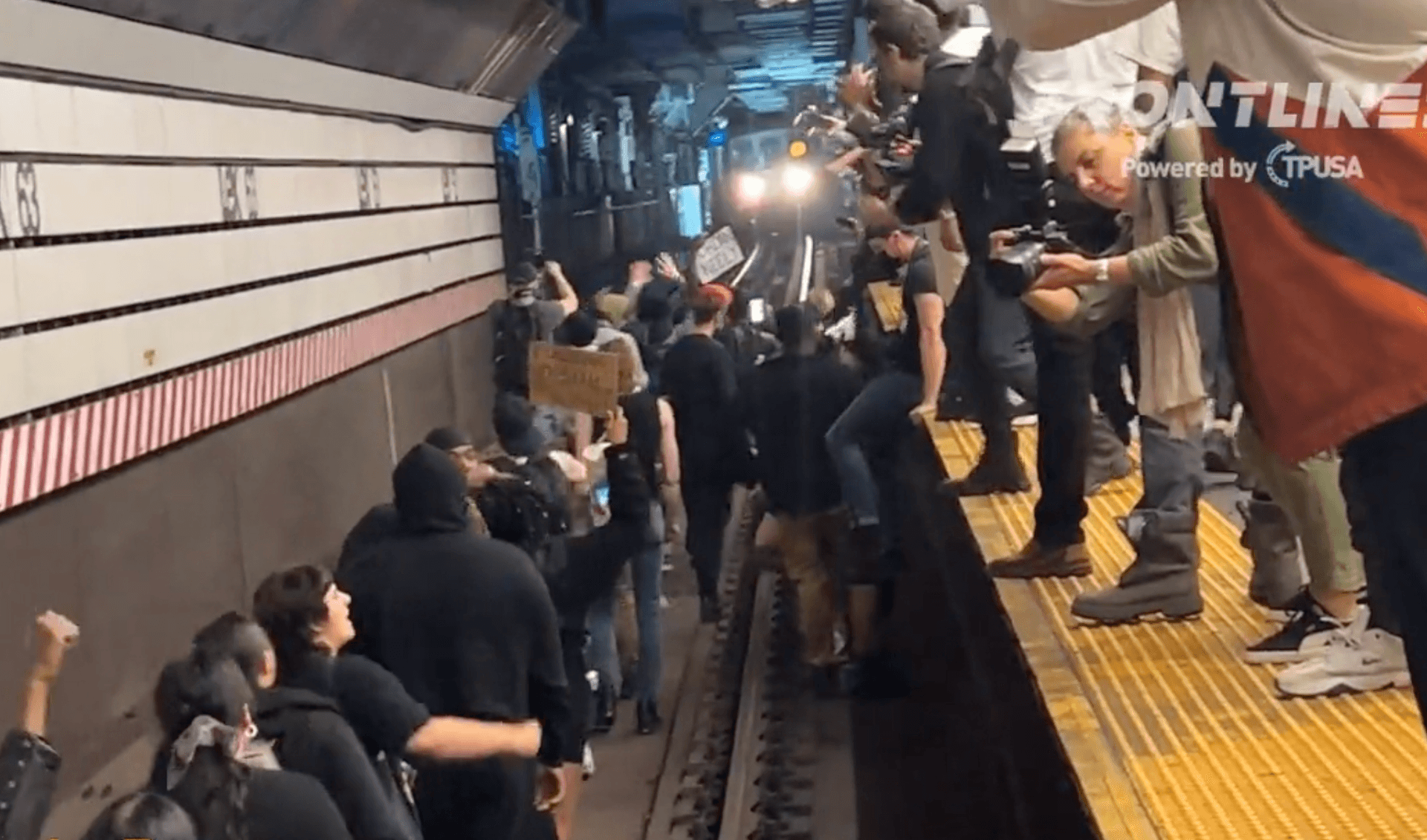 Demonstranten auf U-Bahn-Gleisen: Proteste in New York nach Tod von Obdachlosem