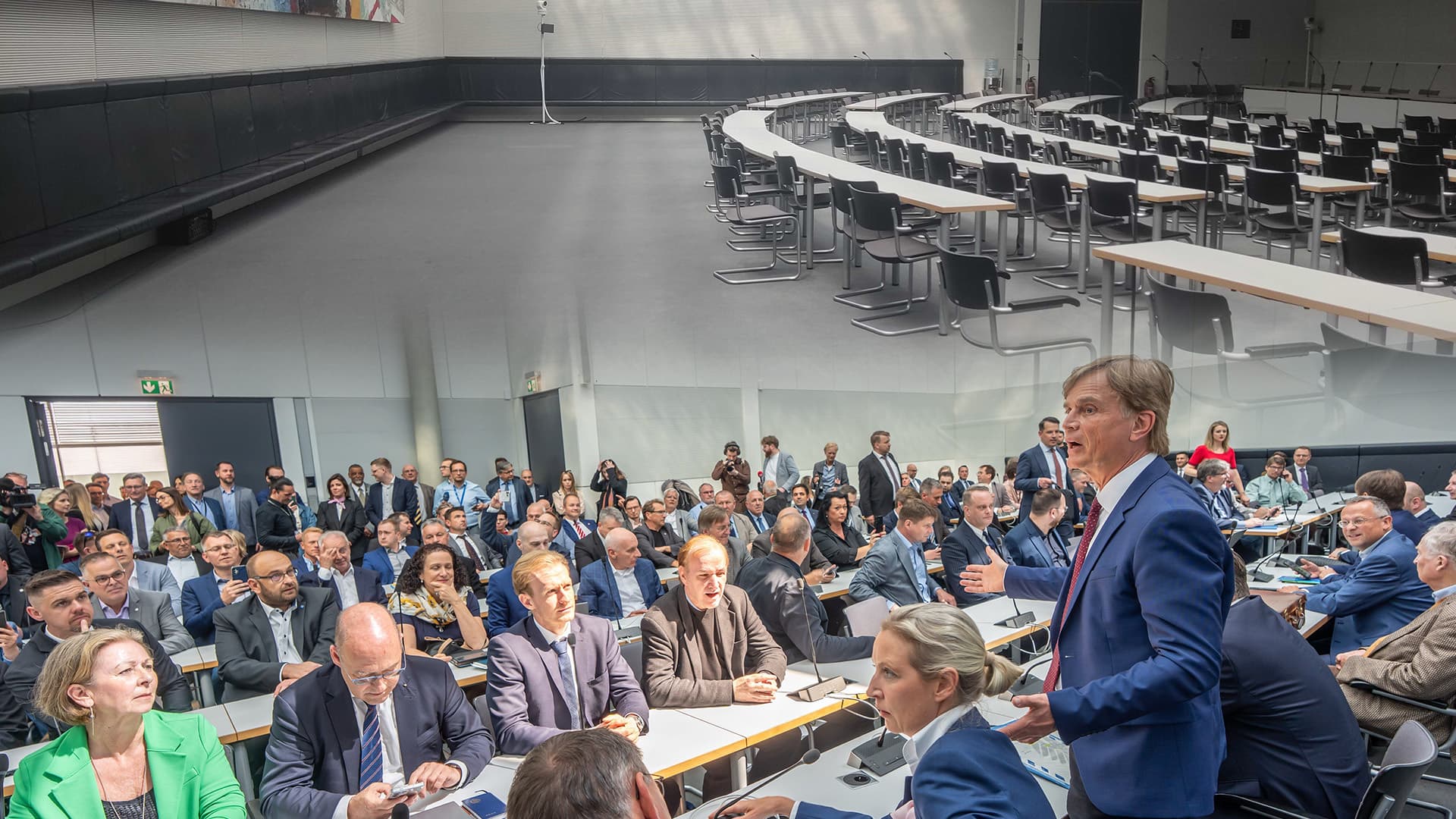Streit um Sitzungssaal: Während bei der SPD sogar Platz zum Tanzen wäre, wird die AfD eingepfercht