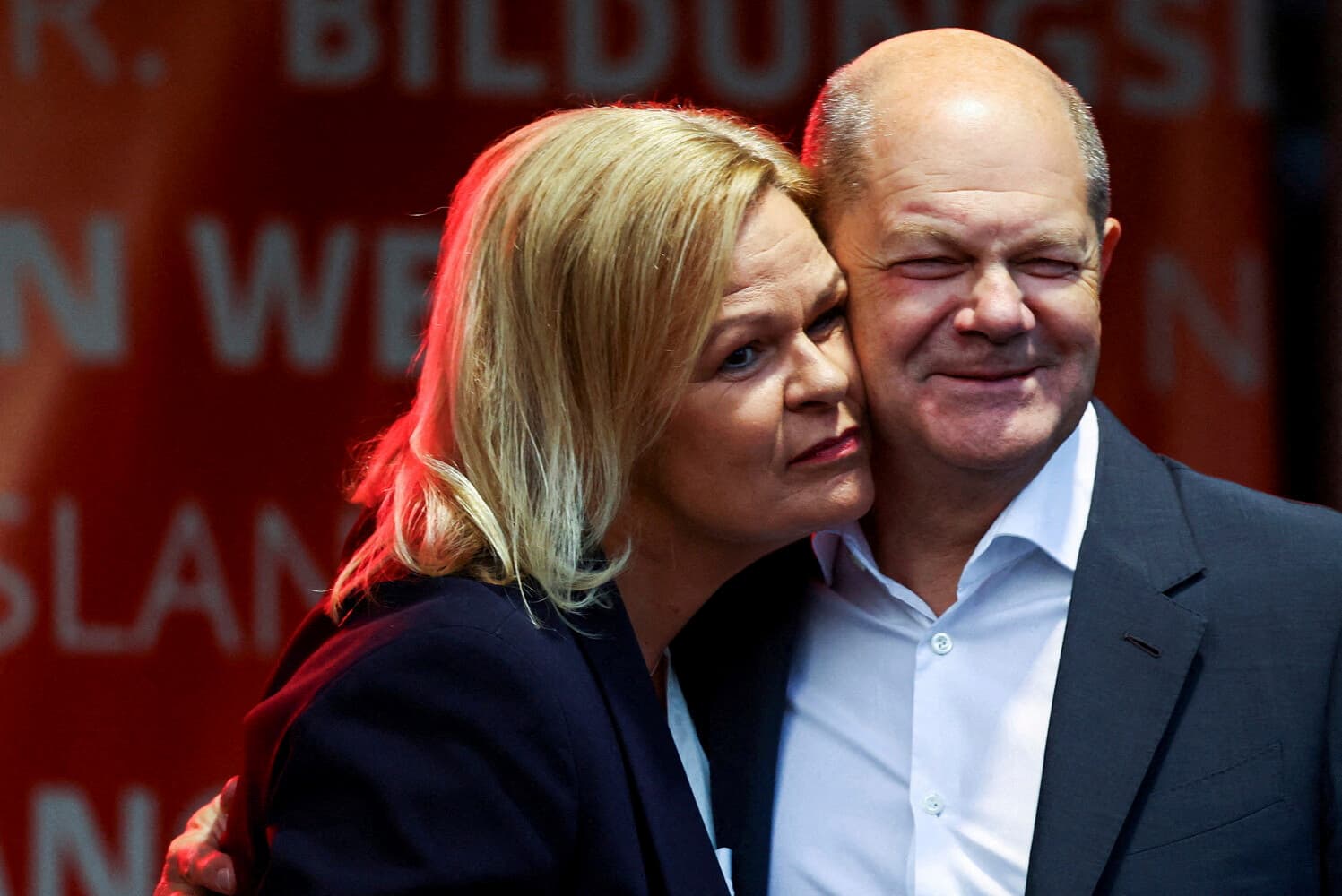 Peinlicher Wahlkampf-Moment: Scholz dreht Kopf weg, als Faeser ihn küssen will