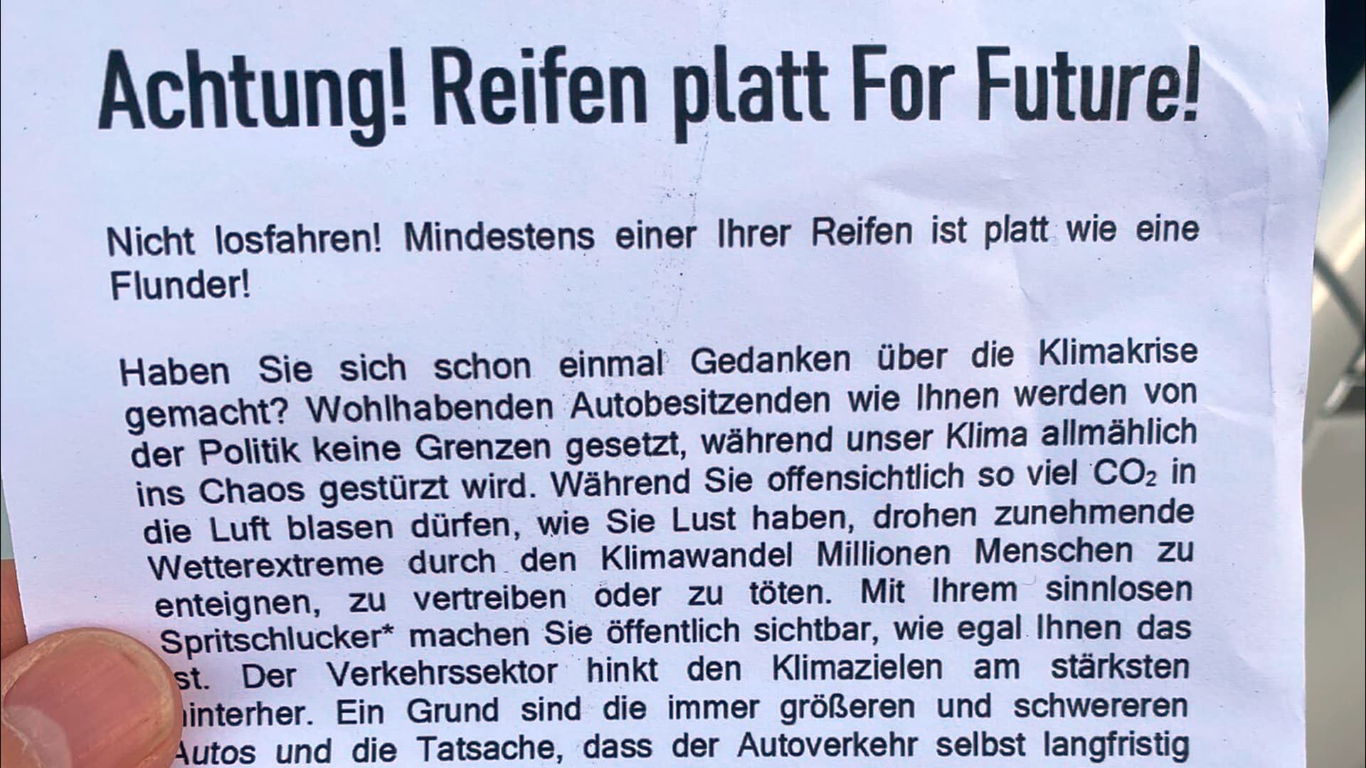 „Reifen platt for Future“: Klima-Extremisten lassen Luft von über 50 Fahrzeugen ab