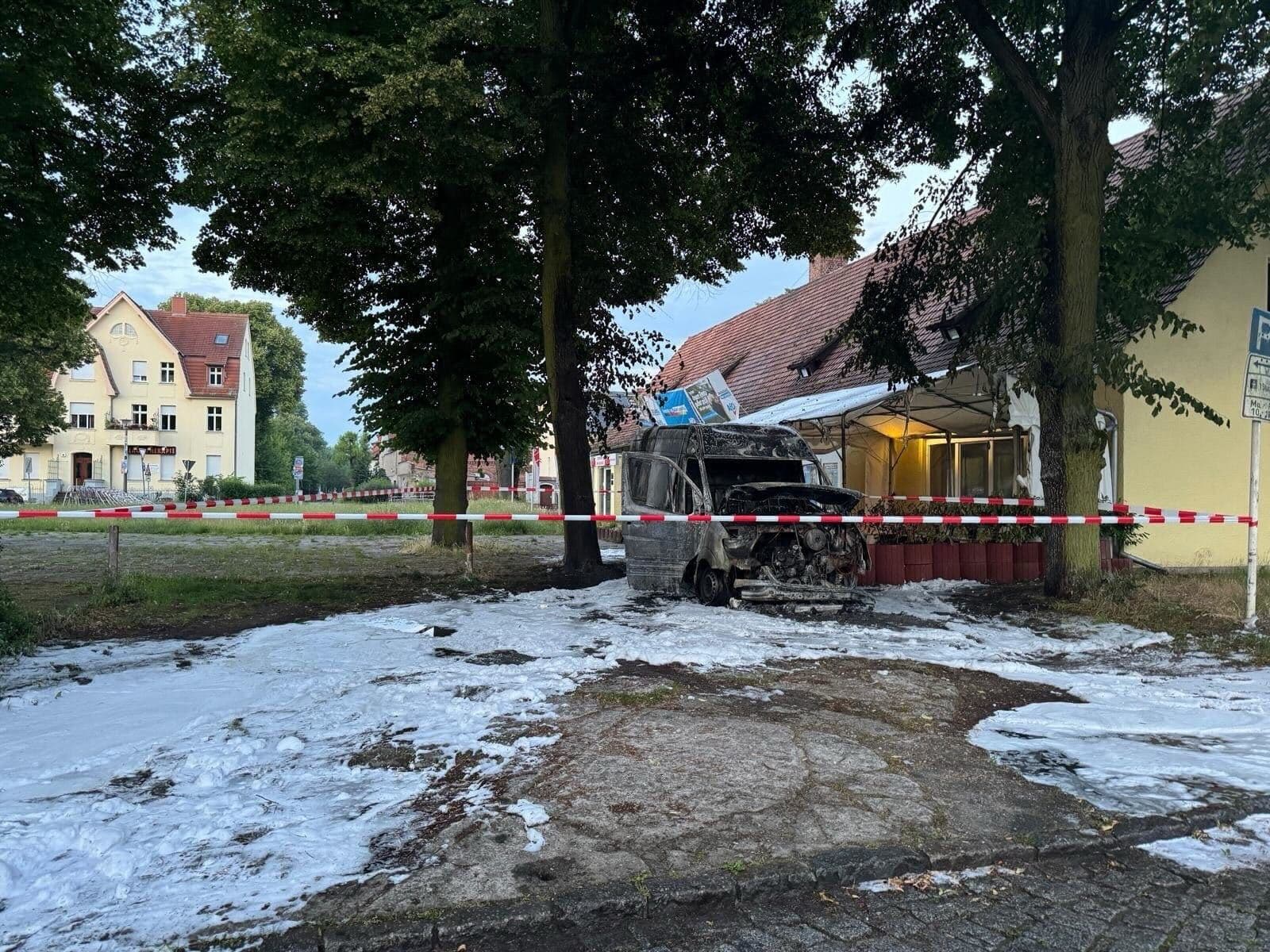 Staatsschutz ermittelt: Kleintransporter brennt vor einem Wahlkreisbüro der AfD in Berlin