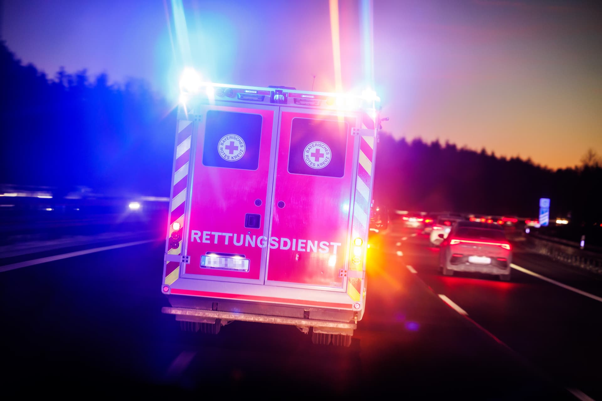 Tragisches Unglück auf der Landstraße: Kleinkind (3) von zwei Autos angefahren – tot!
