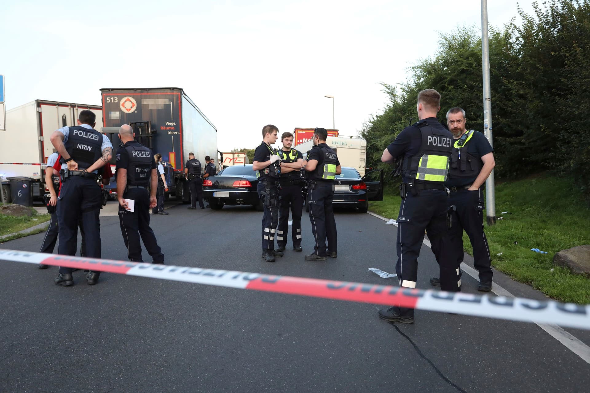 Fünf Unbekannte stechen auf Autobahn-Rastplatz mit Messern auf Ehepaar ein