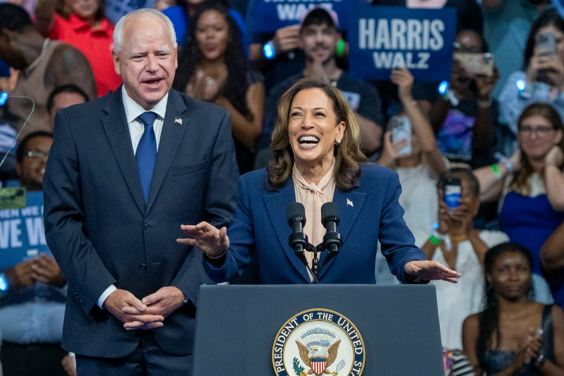 „Wir sind Außenseiter“: Harris und Walz bei gemeinsamem US-Wahlkampf-Debüt bejubelt