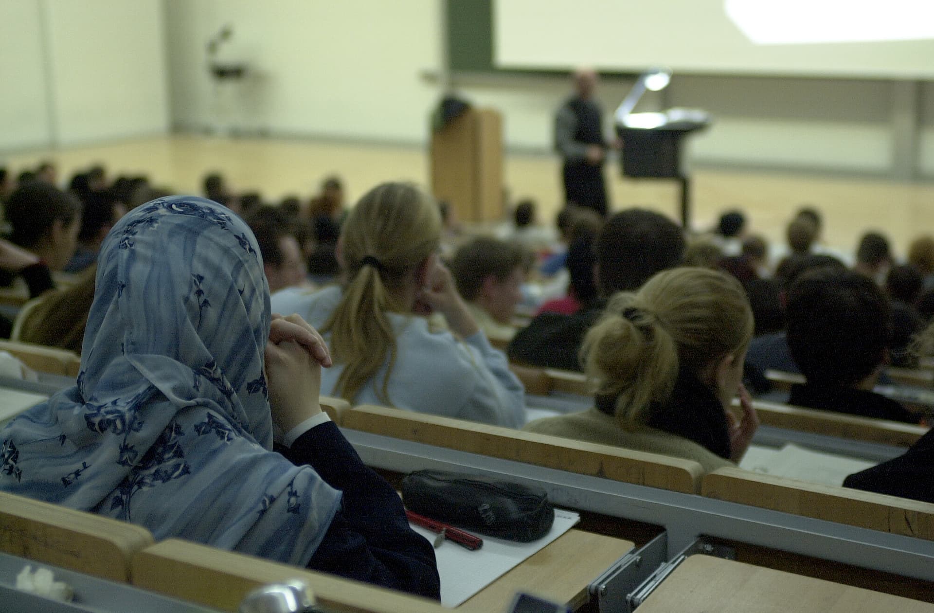 Getrennte Eingänge und getrennte Sitzplätze für Männer und Frauen: Geschlechtertrennung an der Uni Kiel während Islamwoche