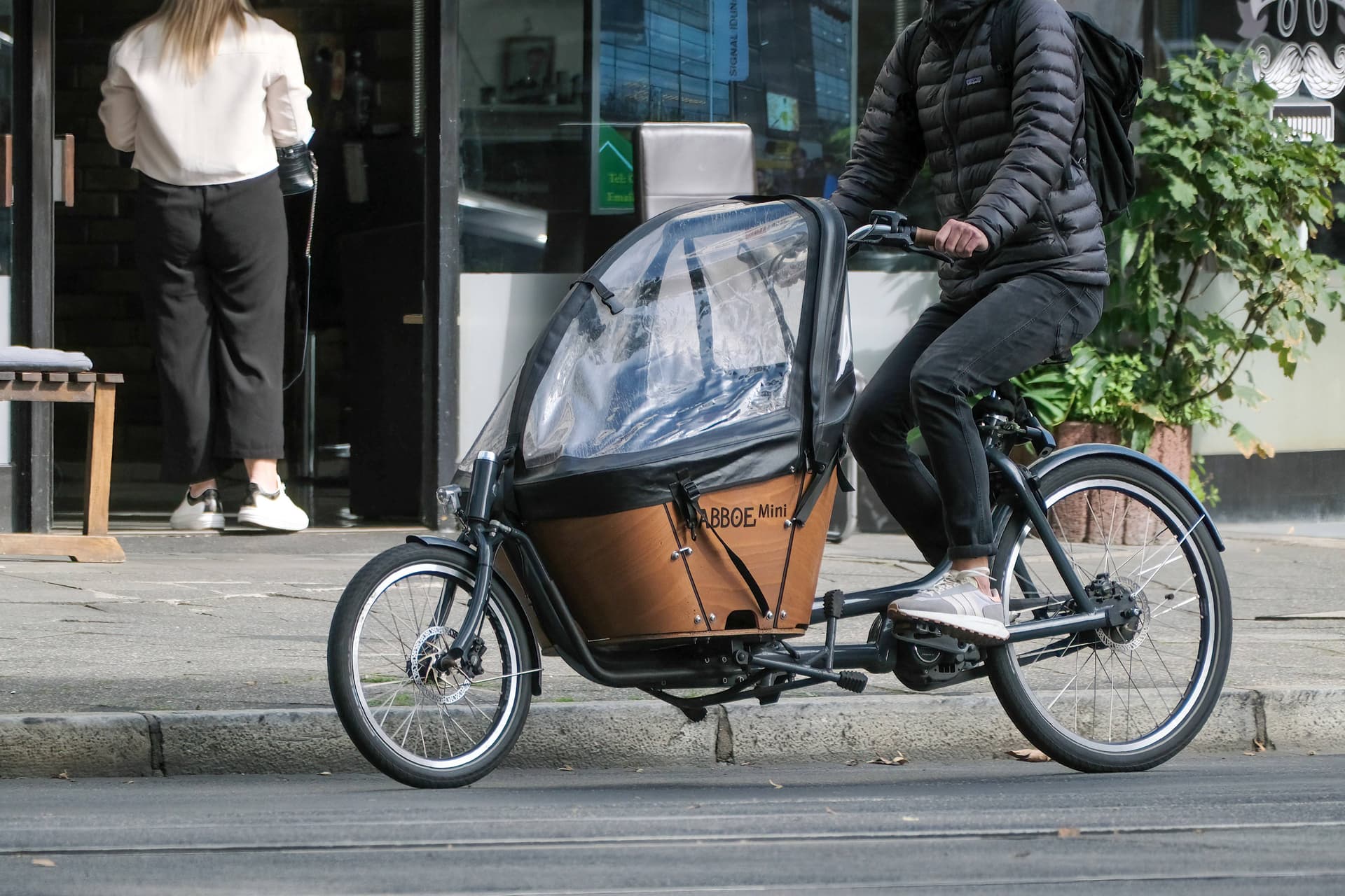 Oberschenkel gebrochen: Lastenrad-Rambo rammt Rentnerin (84)