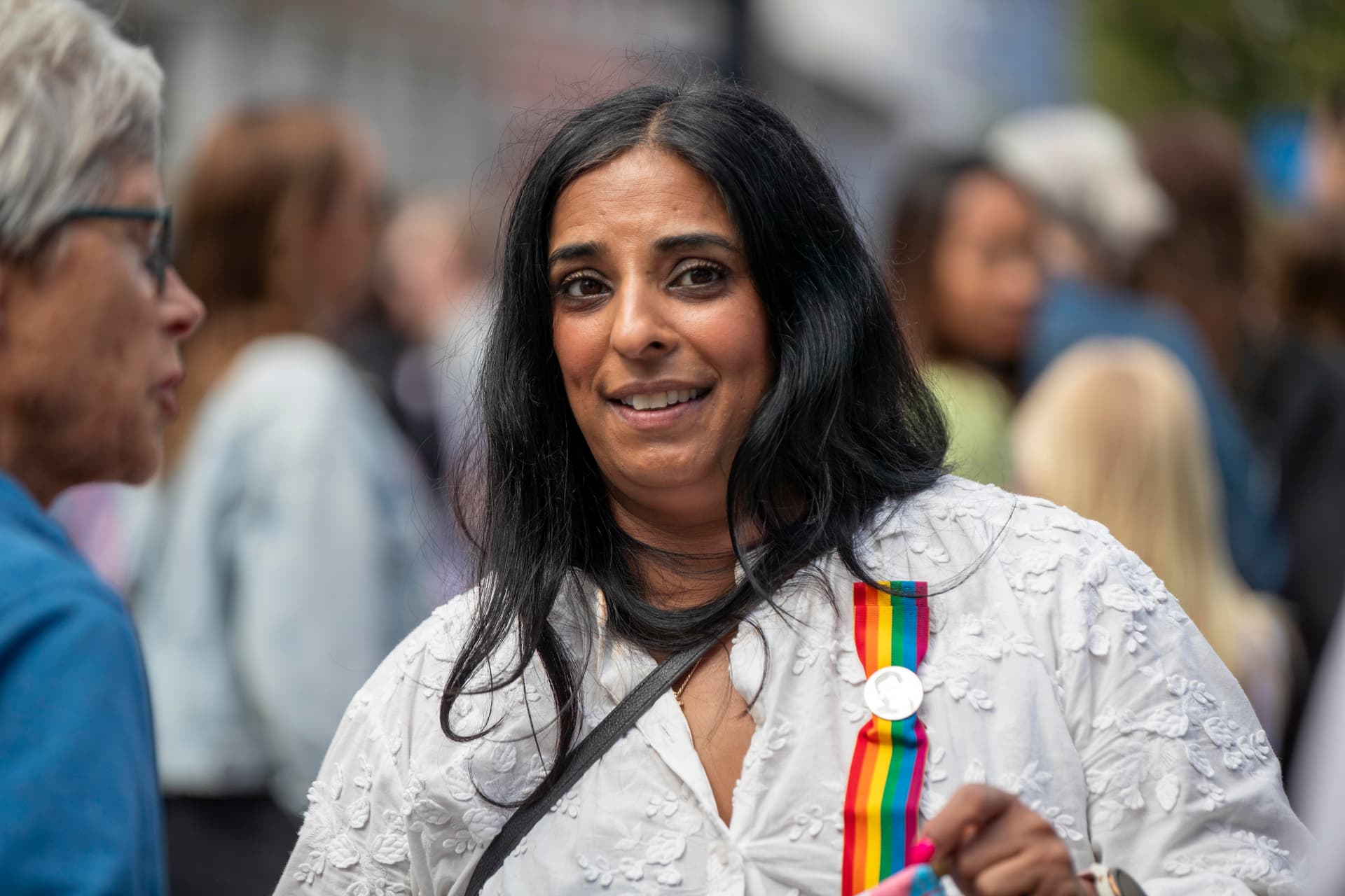 Diese Norweger! Ministerin zeigt auf der Bühne ihre Brüste