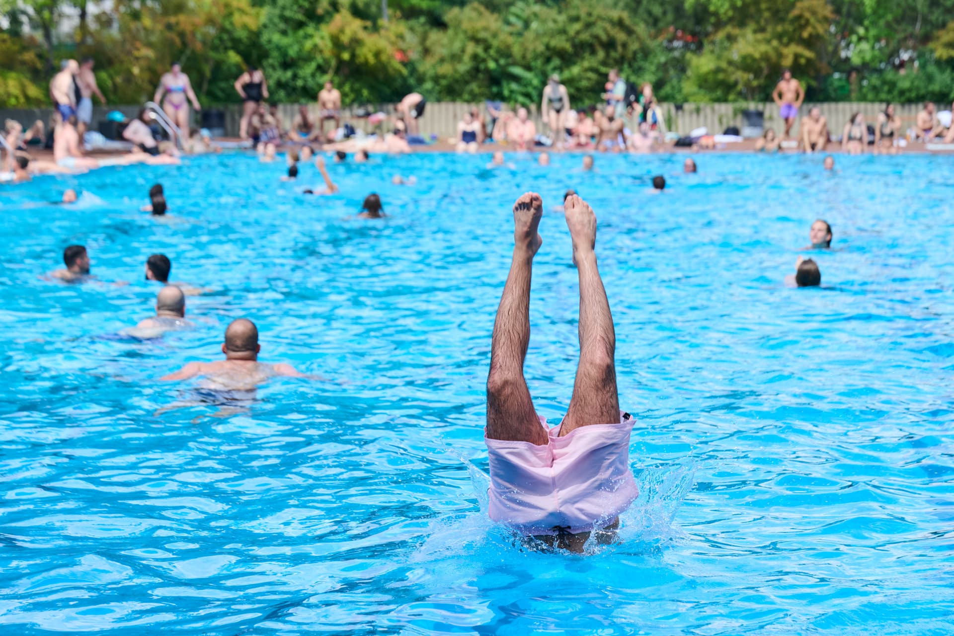„Kein neues Phänomen“: „Freibad-Experte“ relativiert im Deutschlandfunk Gewalt in Schwimmbädern