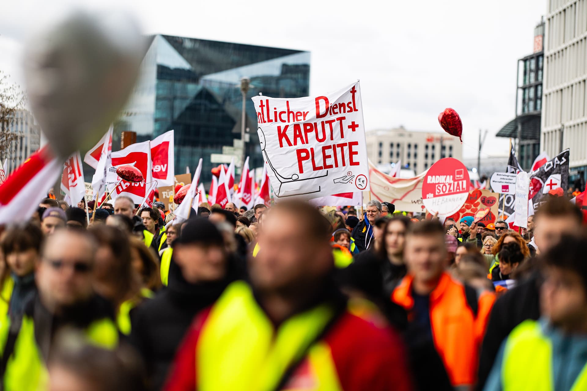 Einigung! 2,7 Millionen Beschäftigte im öffentlichen Dienst bekommen 5,8 Prozent mehr