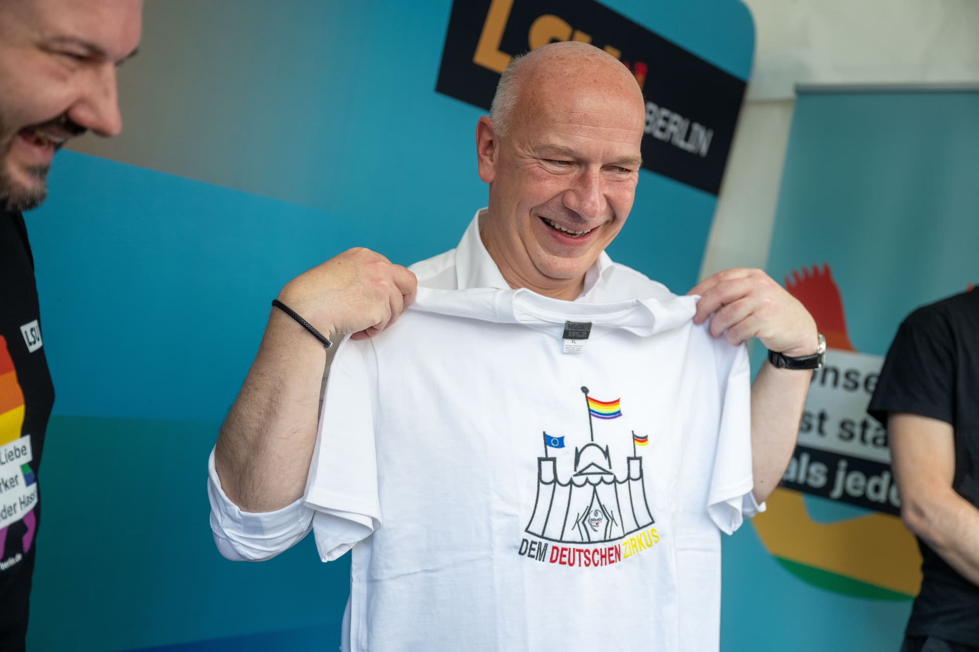 Kanzler mit Clownsnase im Zirkuszelt: CDU-Bürgermeister Kai Wegner posiert mit Anti-Merz-Shirt
