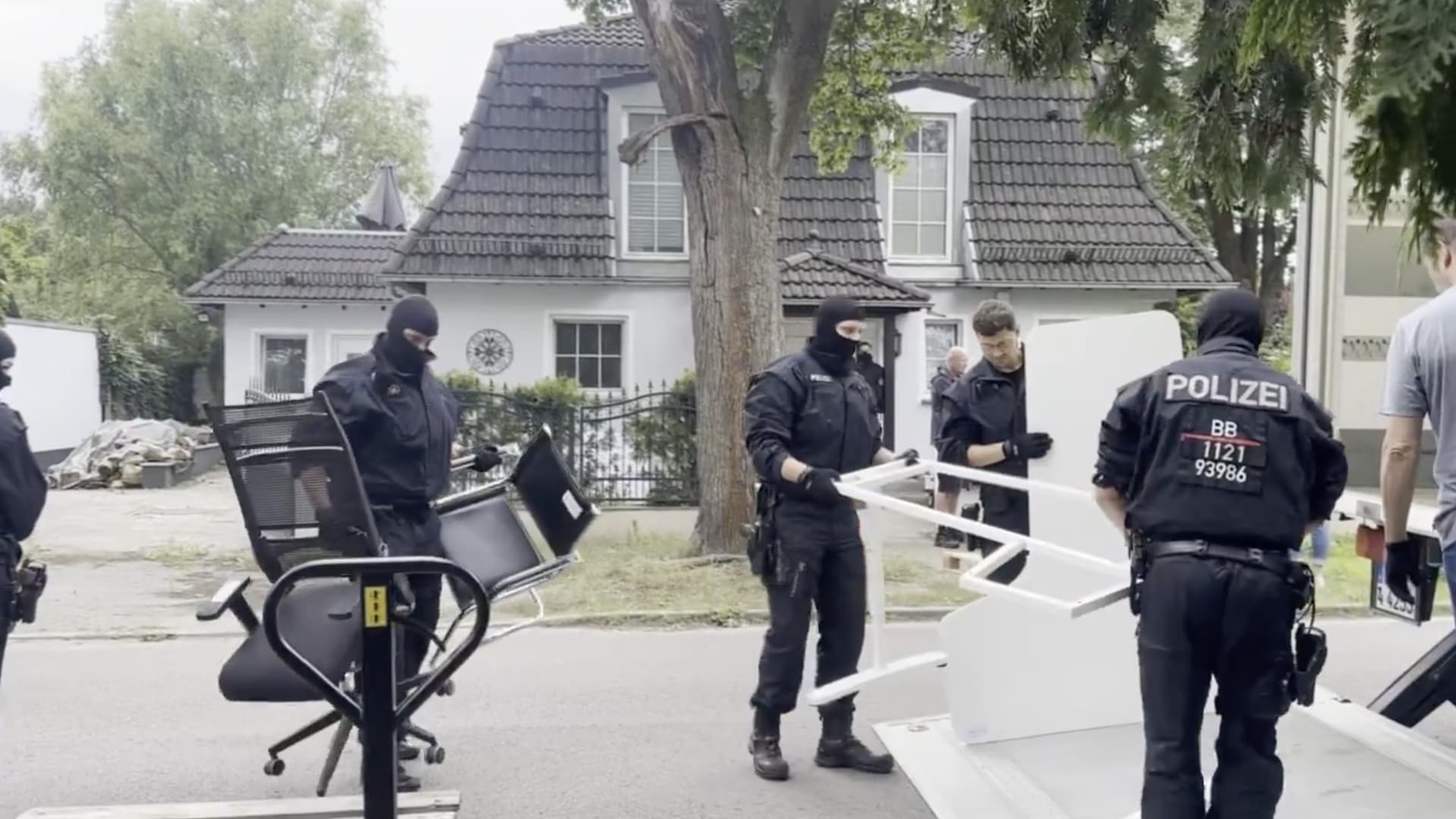 Warum darf Nancy Faeser Tische und Stühle beschlagnahmen lassen: Die wichtigsten Fragen und Antworten zum „Compact“-Verbot