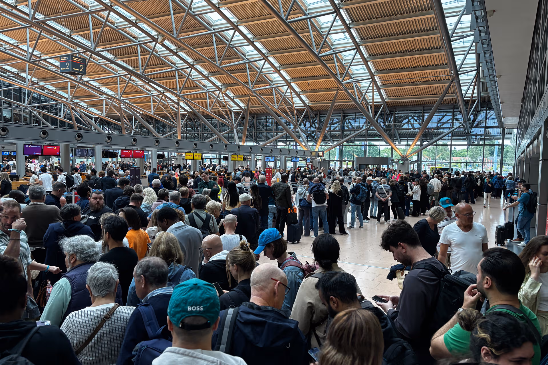 Passagiere müssen Maschinen verlassen! Großeinsatz am Hamburger Flughafen