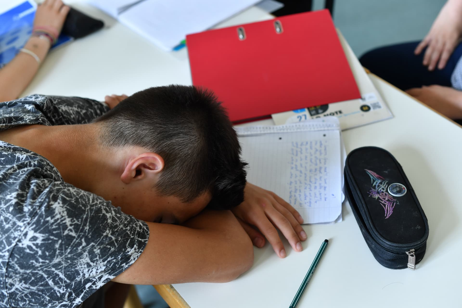 Stühle fliegen durchs Klassenzimmer: Lehrerin packt aus