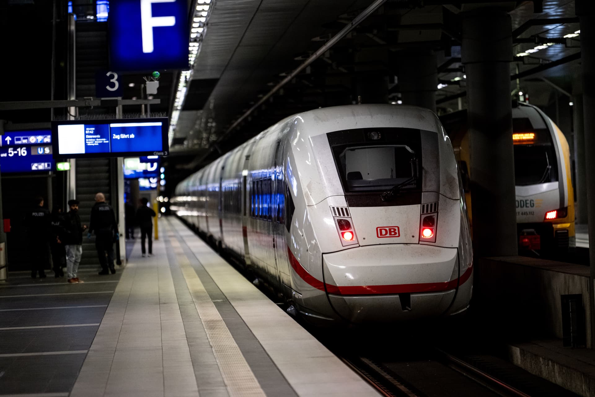 Staatenloser sticht am Berliner Hbf auf Reisende ein – Festnahme!