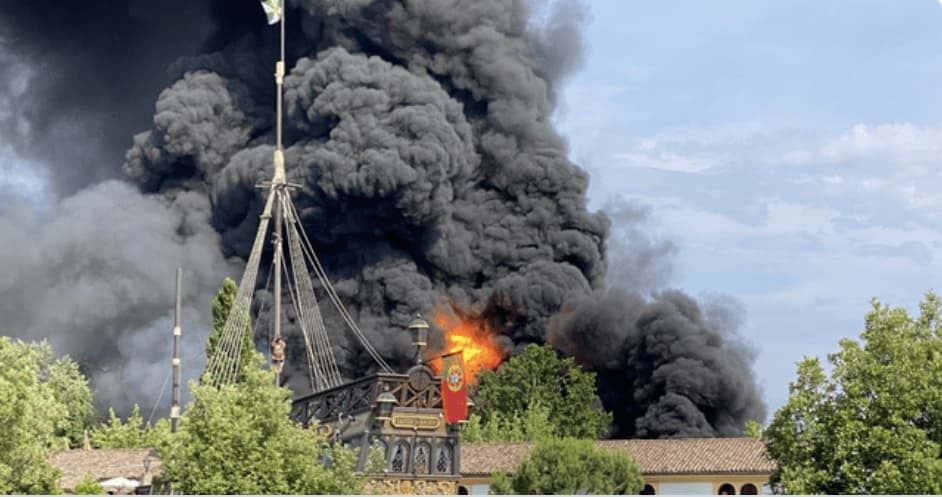 Explosionen, schwarzer Qualm! Feuer im Europa Park Rust gelöscht